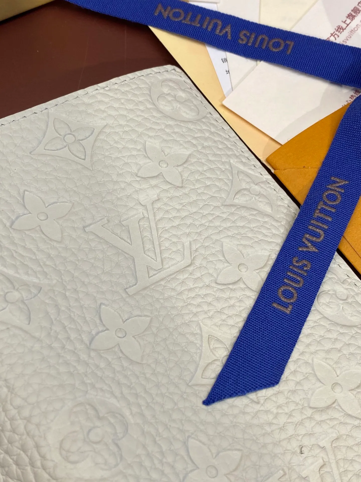 💰480 M69038 off-white! The chip version, (made of top-grain cowhide) Brazza wallet is made of soft Taurillon leather embossed with the Monogram pattern. It has various card slots, pockets and a large zippered coin compartment. It has ample capacity and can easily fit in most jacket pockets. Dimensions 10 x 19 x 2 cm (length x height x width).