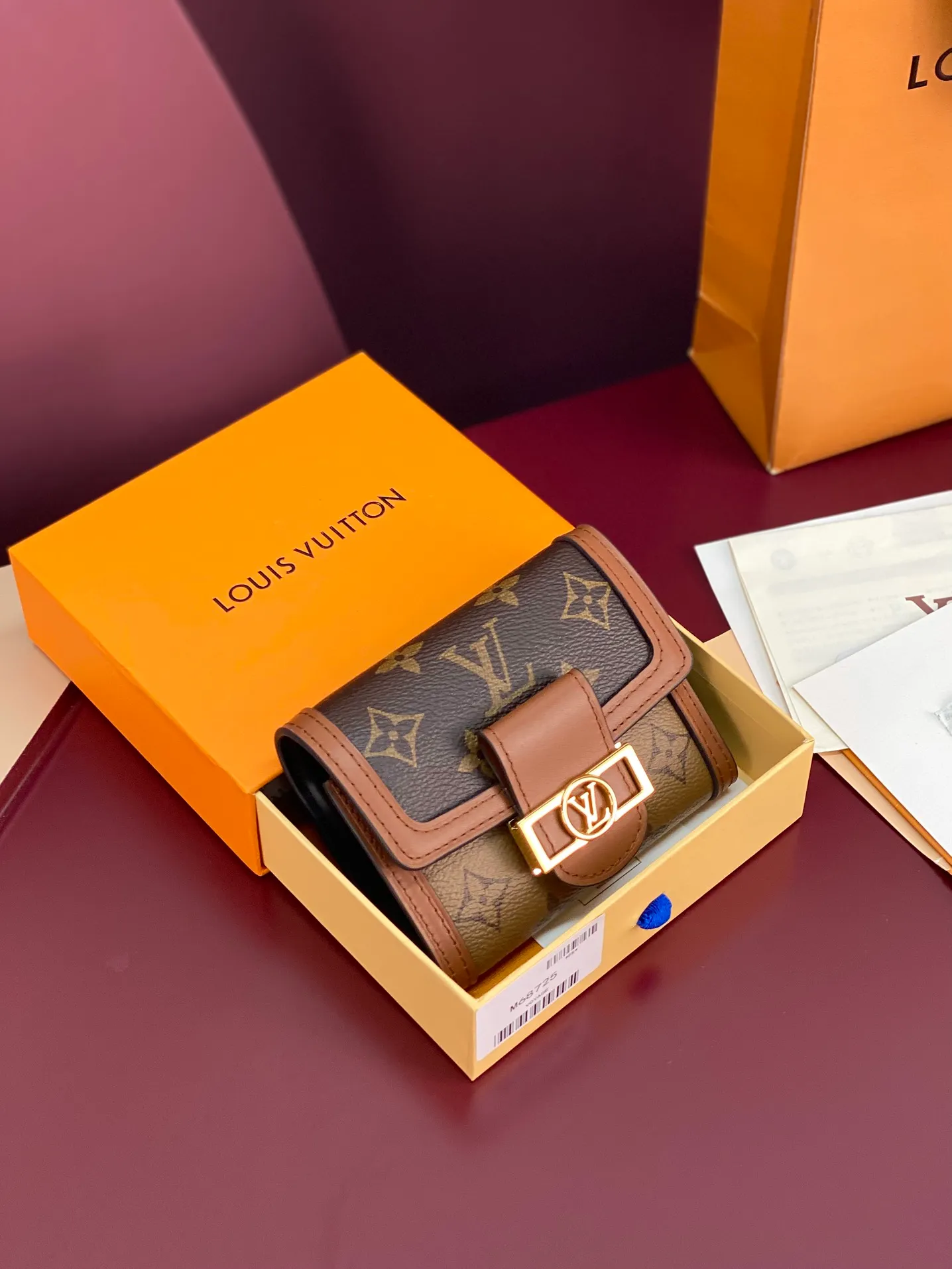 💰600 M68725 Daphne! Dauphine Short Wallet Inspired by the design of the classic Dauphine handbag, the Dauphine short wallet is made of Monogram canvas and Monogram Reverse canvas, with elegant calfskin trim and embellishments with the iconic elements of the Dauphine series. size:12x9.5x3.5cm.