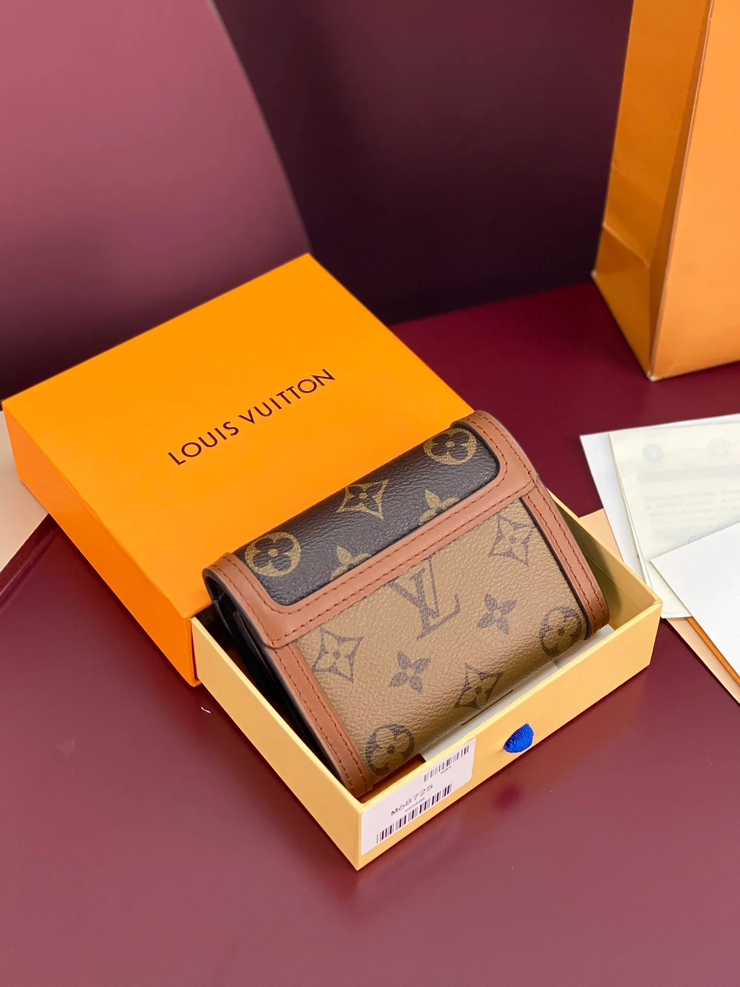 💰600 M68725 Daphne! Dauphine Short Wallet Inspired by the design of the classic Dauphine handbag, the Dauphine short wallet is made of Monogram canvas and Monogram Reverse canvas, with elegant calfskin trim and embellishments with the iconic elements of the Dauphine series. size:12x9.5x3.5cm.