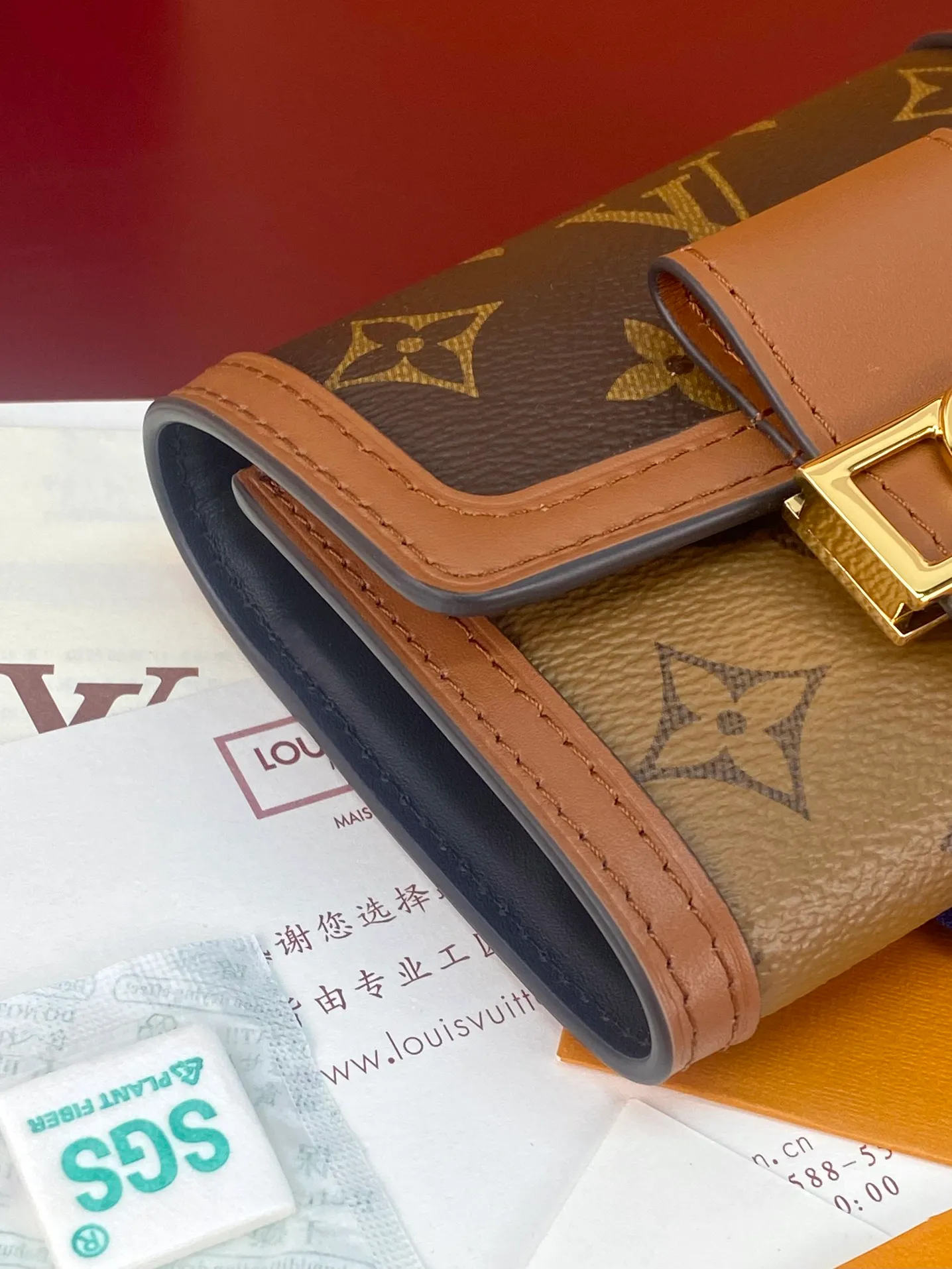 💰600 M68725 Daphne! Dauphine Short Wallet Inspired by the design of the classic Dauphine handbag, the Dauphine short wallet is made of Monogram canvas and Monogram Reverse canvas, with elegant calfskin trim and embellishments with the iconic elements of the Dauphine series. size:12x9.5x3.5cm.