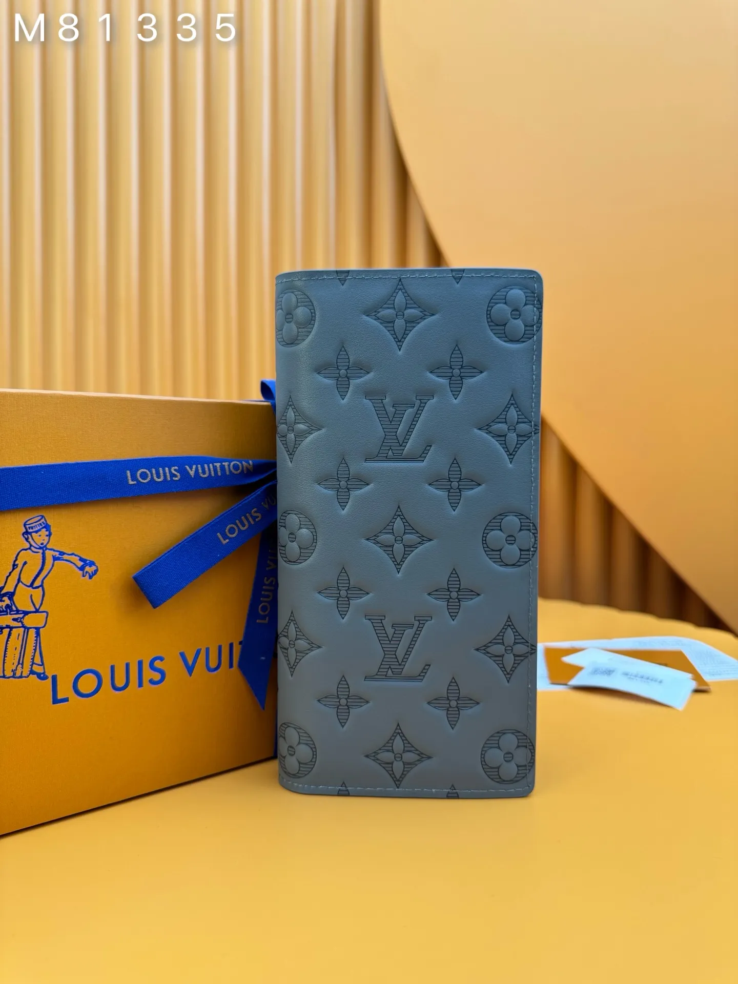 M81335 "Special Duty Free" ♻️[Official special edition·First-class material·All-steel hardware·French chips·Full set of packaging] This Brazza wallet is made of Monogram Shadow leather to stretch its toughness. Soft cow leather embossed with Louis Vuitton's signature Monogram pattern, compartments, coin pocket and card slot can hold banknotes and receipts. 10x19x2cm 💰660