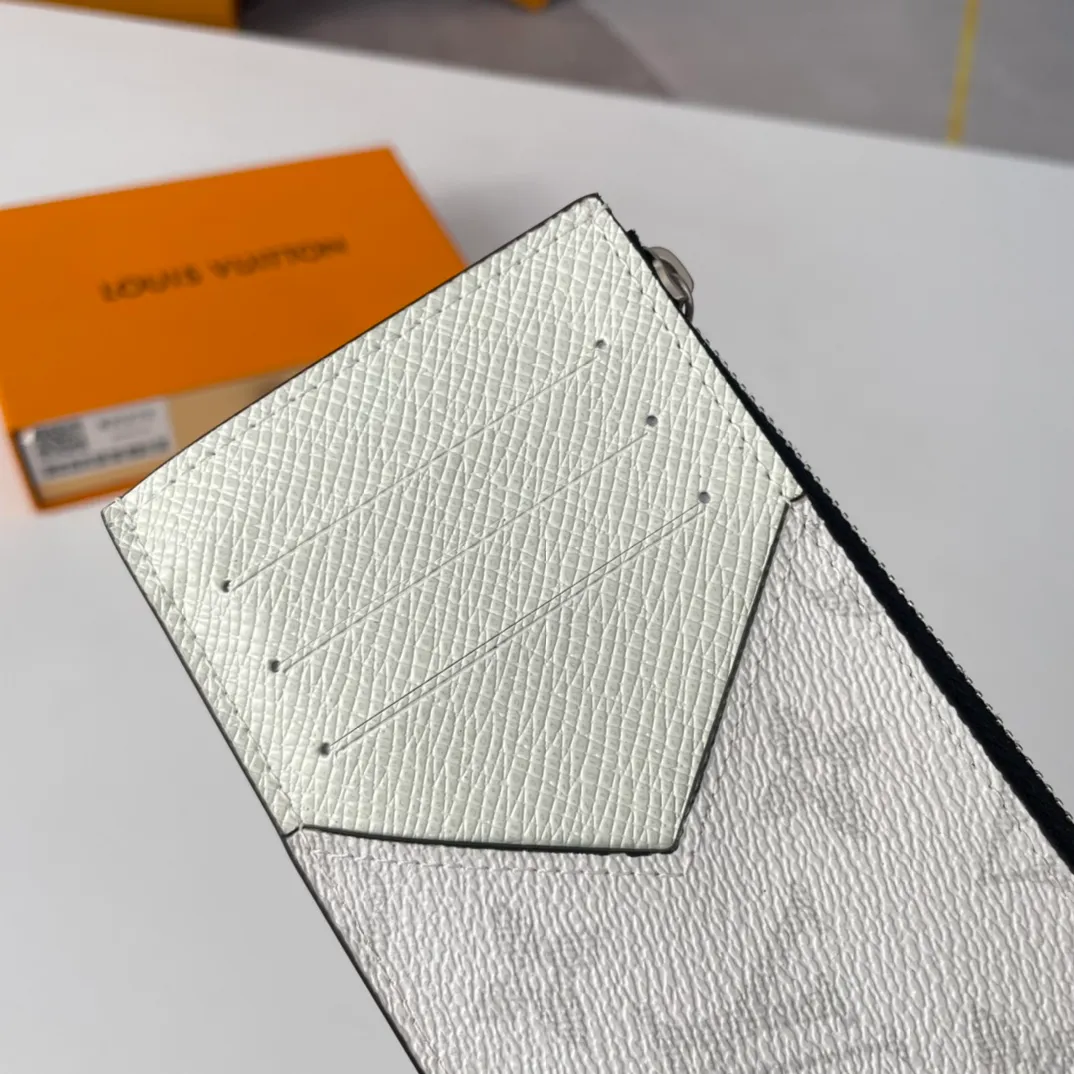 P300🇫🇷Exclusive real shot of overseas original M30270 white flowers. This Coin card holder made of Damier Graphite canvas is a safe way to store coins and change. It has a slim appearance and interior features a credit card slot, zippered coin pocket and bill compartment. Black leather lining with black and gray canvas outer layer, fashionable and elegant. Size: 14×8cm