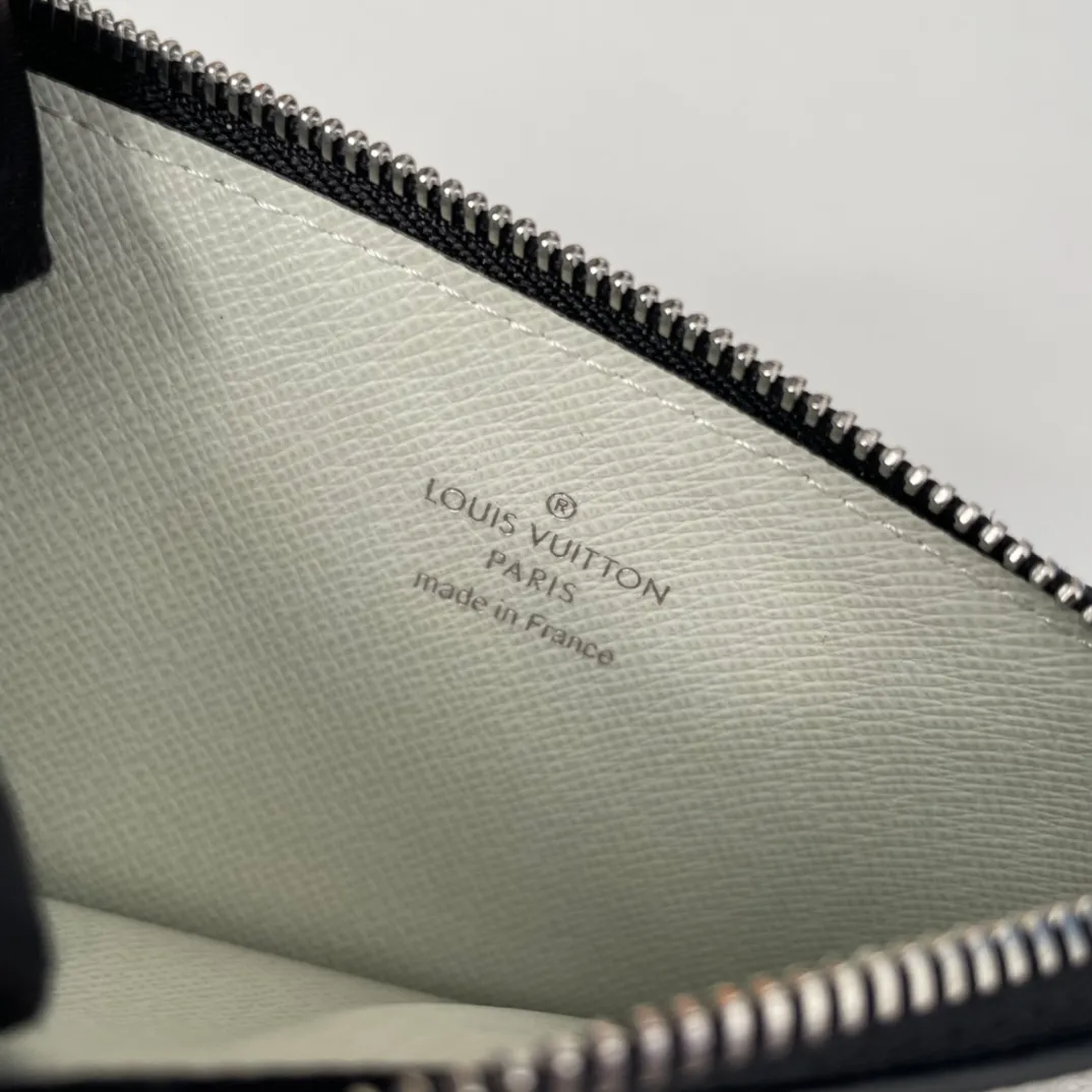 P300🇫🇷Exclusive real shot of overseas original M30270 white flowers. This Coin card holder made of Damier Graphite canvas is a safe way to store coins and change. It has a slim appearance and interior features a credit card slot, zippered coin pocket and bill compartment. Black leather lining with black and gray canvas outer layer, fashionable and elegant. Size: 14×8cm