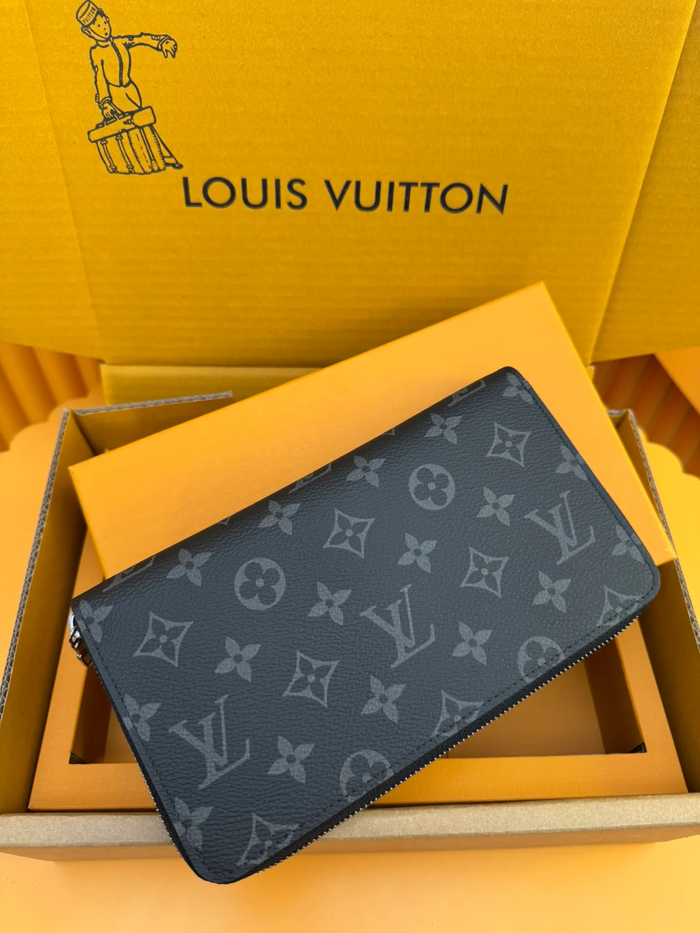 M82081 "Special Duty Free" ♻️[Official Special Edition·First Class Material·All Steel Hardware·Anti-Counterfeiting Chip·Full Packaging] This Zippy organization wallet is made of Monogram Eclipse canvas and equipped with Ruht-color metal surface. Its well-designed interior includes 16 card slots, a zippered pocket to store coins, and a flat pocket to store banknotes. Two large fan compartments accommodate banknotes, documents and passports. 21x11.5x2cm 💰820