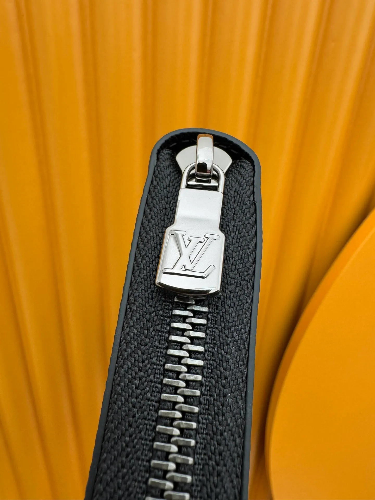 M82081 "Special Duty Free" ♻️[Official Special Edition·First Class Material·All Steel Hardware·Anti-Counterfeiting Chip·Full Packaging] This Zippy organization wallet is made of Monogram Eclipse canvas and equipped with Ruht-color metal surface. Its well-designed interior includes 16 card slots, a zippered pocket to store coins, and a flat pocket to store banknotes. Two large fan compartments accommodate banknotes, documents and passports. 21x11.5x2cm 💰820
