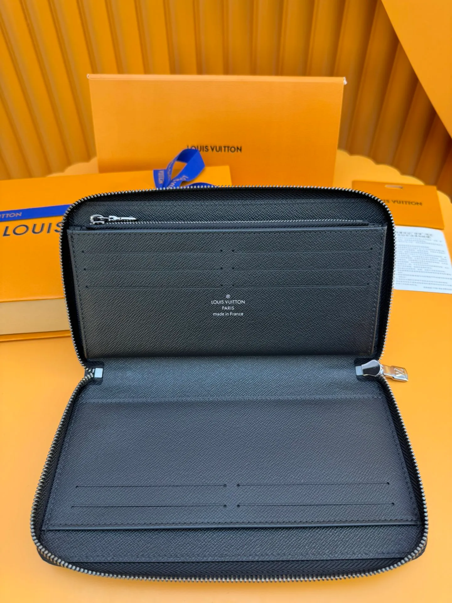 M82081 "Special Duty Free" ♻️[Official Special Edition·First Class Material·All Steel Hardware·Anti-Counterfeiting Chip·Full Packaging] This Zippy organization wallet is made of Monogram Eclipse canvas and equipped with Ruht-color metal surface. Its well-designed interior includes 16 card slots, a zippered pocket to store coins, and a flat pocket to store banknotes. Two large fan compartments accommodate banknotes, documents and passports. 21x11.5x2cm 💰820