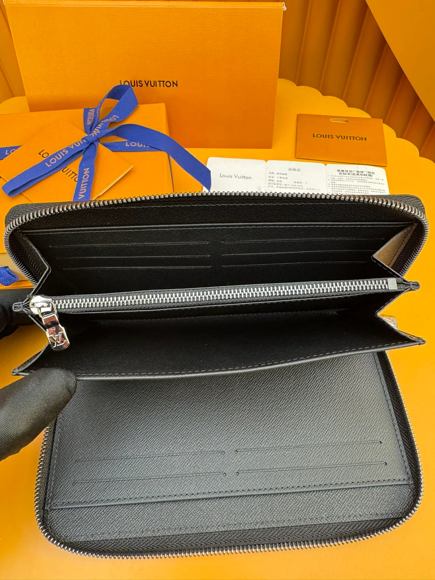 M82081 "Special Duty Free" ♻️[Official Special Edition·First Class Material·All Steel Hardware·Anti-Counterfeiting Chip·Full Packaging] This Zippy organization wallet is made of Monogram Eclipse canvas and equipped with Ruht-color metal surface. Its well-designed interior includes 16 card slots, a zippered pocket to store coins, and a flat pocket to store banknotes. Two large fan compartments accommodate banknotes, documents and passports. 21x11.5x2cm 💰820