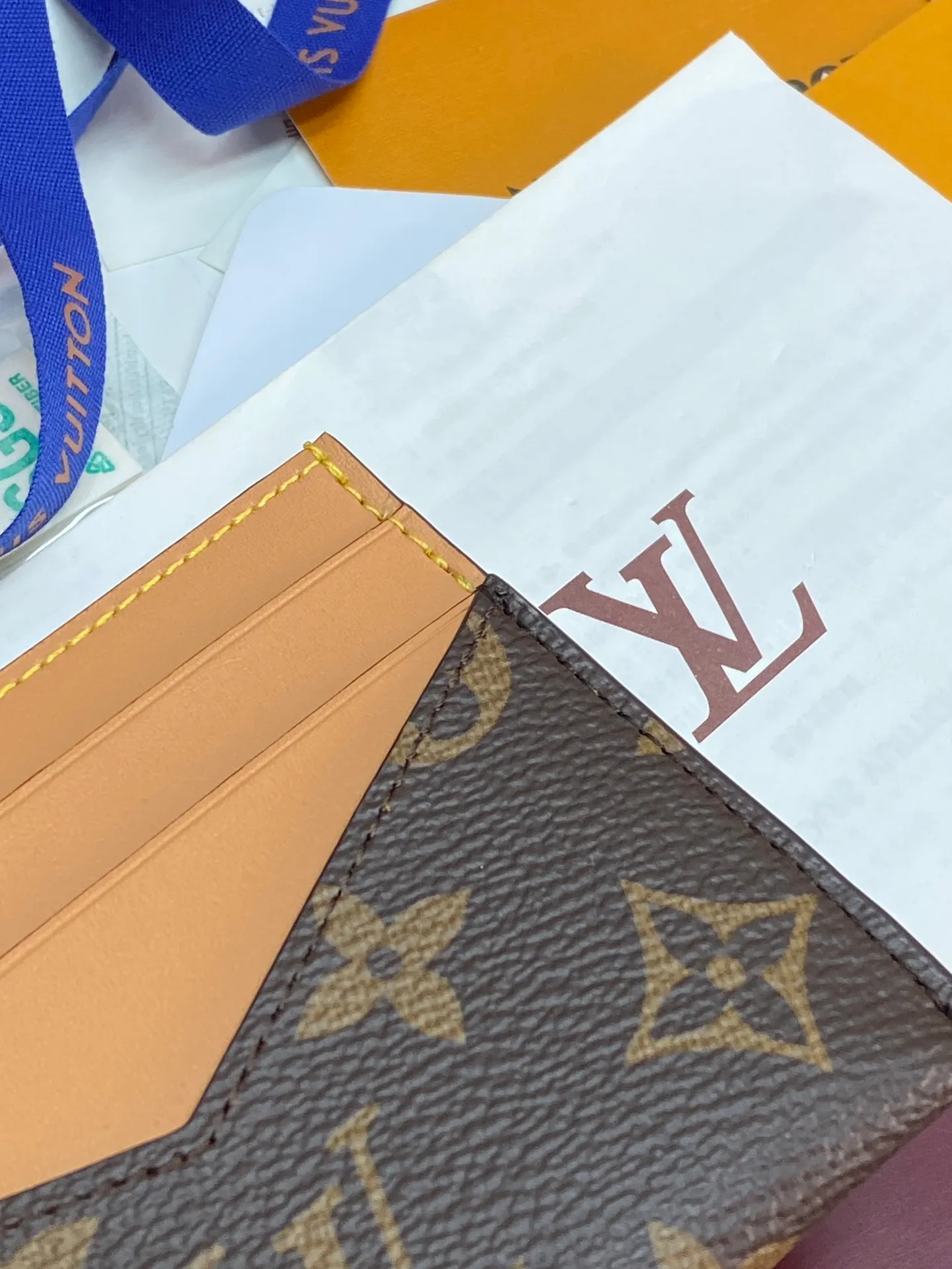 M14733 card holder! TRIPLE Triple card holder is made of Monogram coated canvas, with distressed cow leather trim and V-shaped card compartment to convey a retro style. Multiple card slots and a central pocket make it easy to store credit cards, business cards and transit cards, and its compact construction slides easily into a variety of pockets.  8 x 0.5 x 11 cm (height x width x length). 💰260