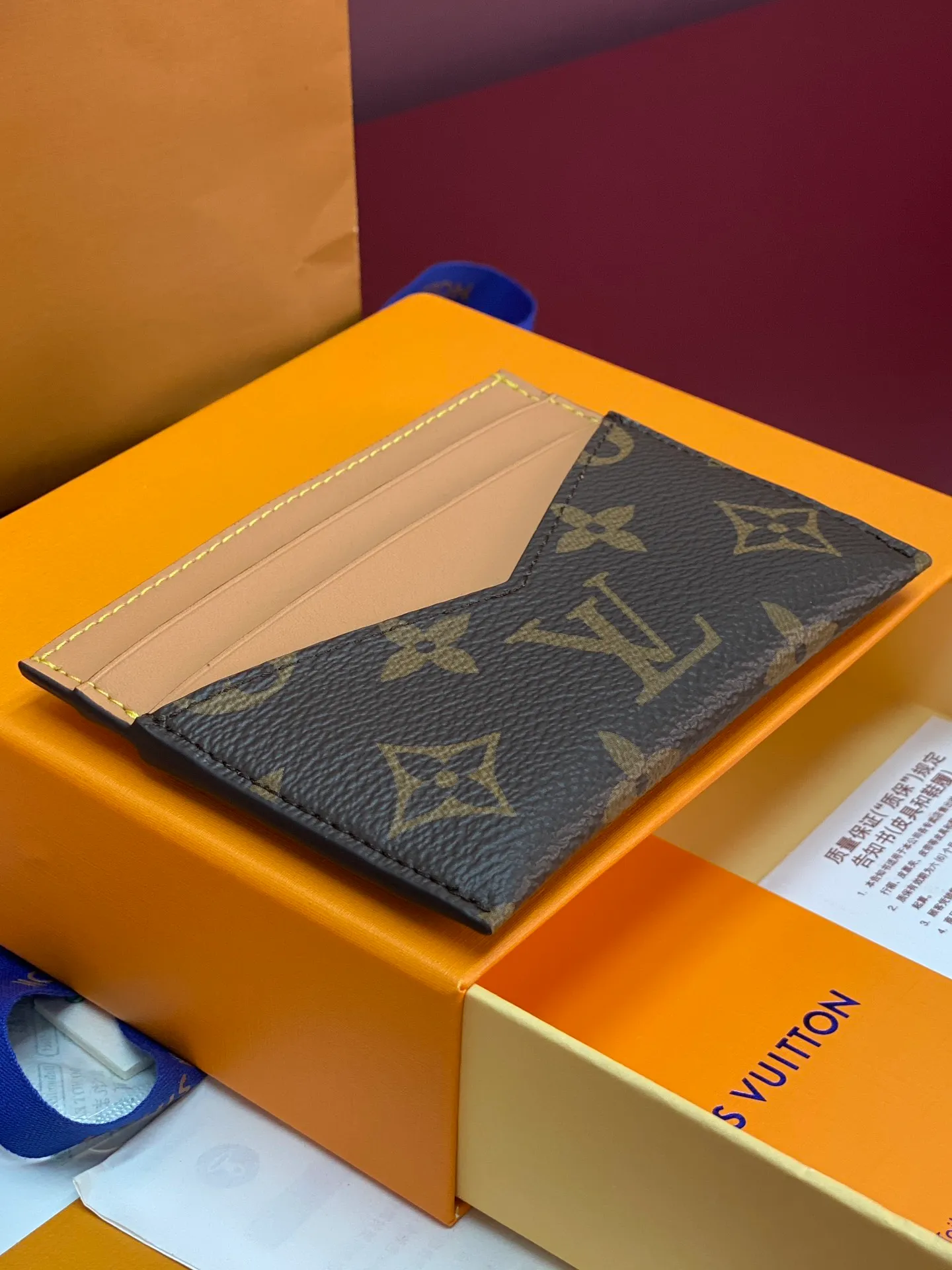 M14733 card holder! TRIPLE Triple card holder is made of Monogram coated canvas, with distressed cow leather trim and V-shaped card compartment to convey a retro style. Multiple card slots and a central pocket make it easy to store credit cards, business cards and transit cards, and its compact construction slides easily into a variety of pockets.  8 x 0.5 x 11 cm (height x width x length). 💰260