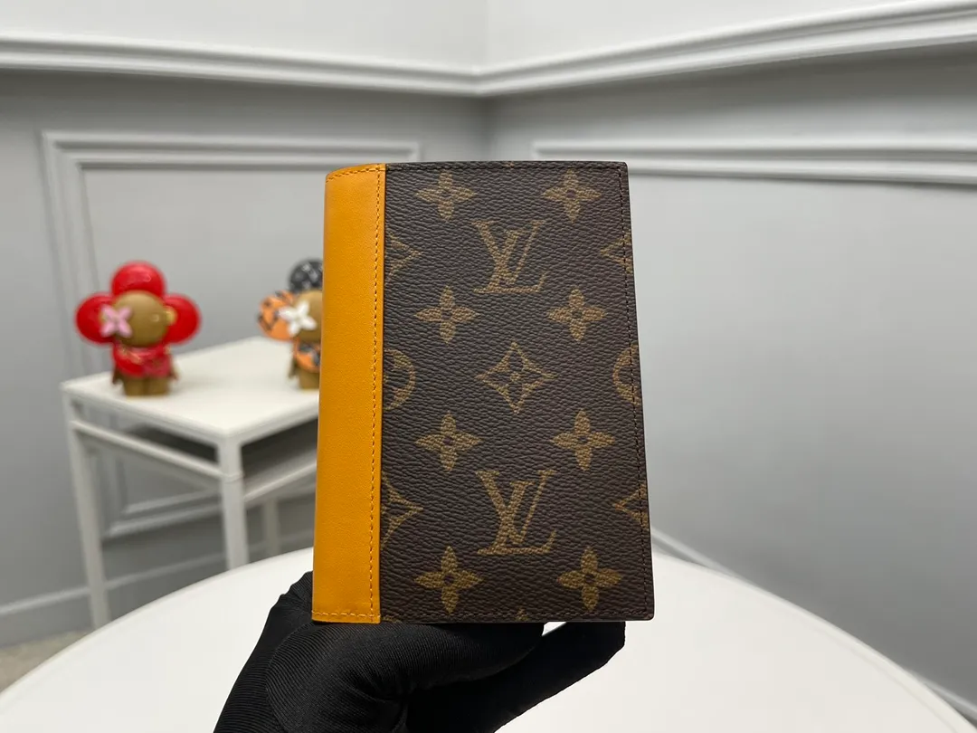 [Top original order] M12827 Yellow Passport 👏👏 The classic items of the manor are decorated with single-frame Macassar canvas into the "Kuvert Paspol NM" with an exquisite atmosphere. Trimmed and lined in colored leather, the "Louis Vuitton Color Mania" collection has a unique design appeal. Dimensions: 10 x 14 x 2.5 cm. 🎁🎁280💰.