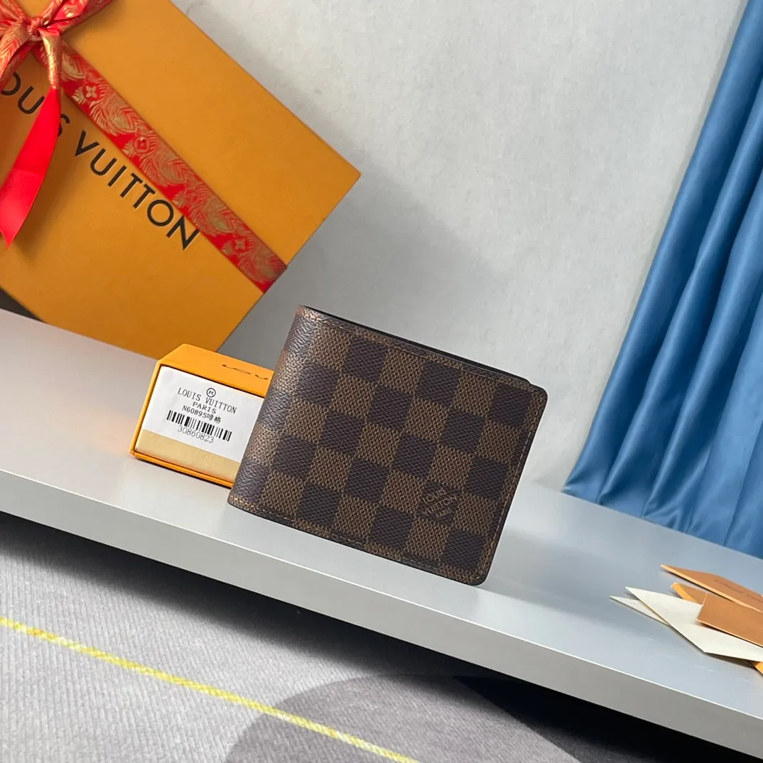 P220🇫🇷Exclusive real shot of overseas original order N60895! This Multiple wallet is made of Damier canvas and can store credit cards, banknotes, receipts, etc. Size: 11×9cm
