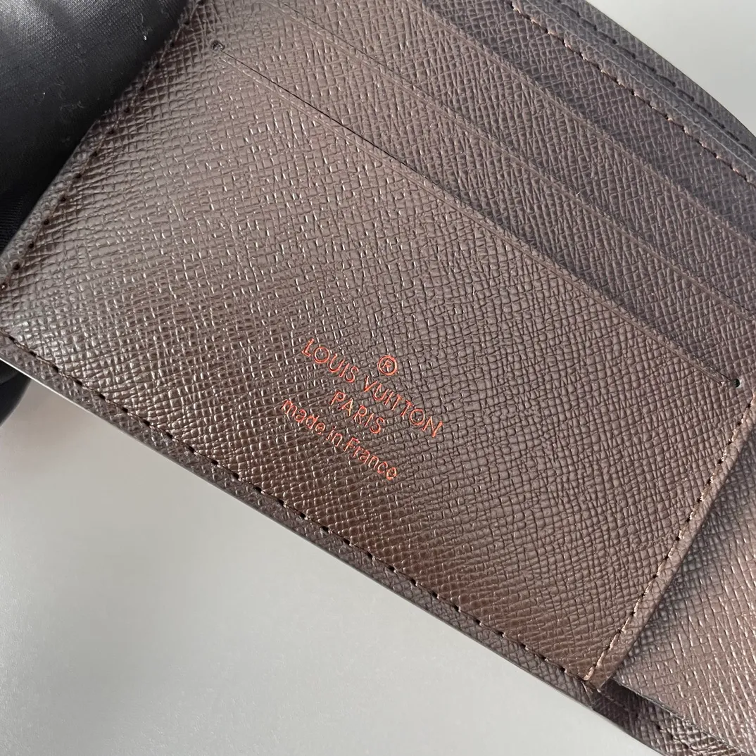 P220🇫🇷Exclusive real shot of overseas original order N60895! This Multiple wallet is made of Damier canvas and can store credit cards, banknotes, receipts, etc. Size: 11×9cm