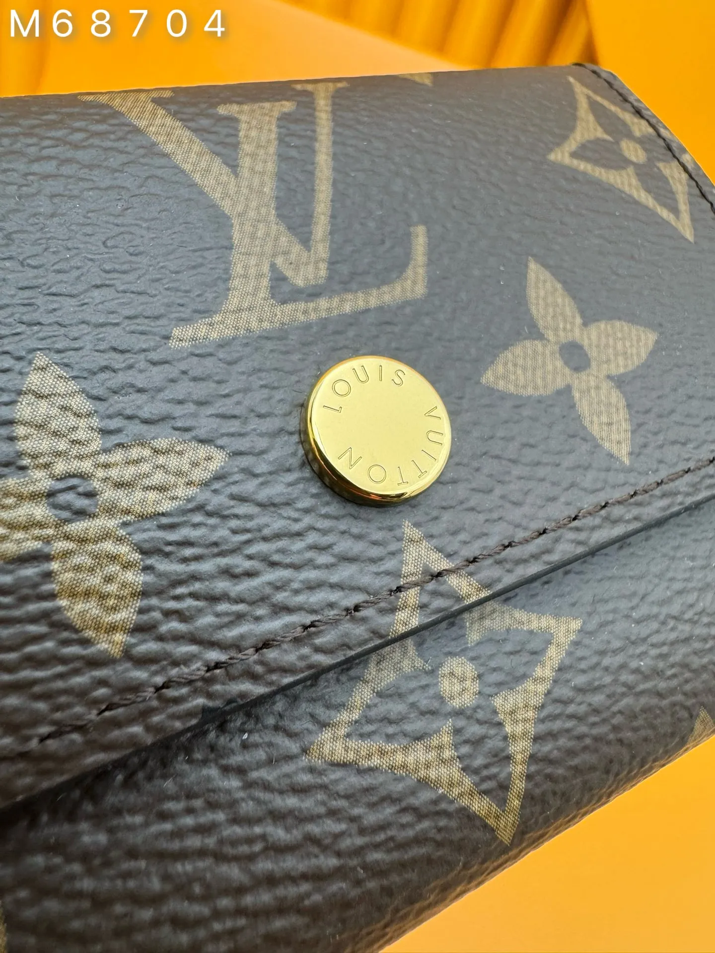 M68704 "Special Class Duty Free" ♻️[Official Special Edition·First Class Material·All Steel Hardware·French Chip·Full Packaging] Micro Portfolio, made of Monogram canvas, it has a very compact design, proud of its name, it can fit in any bag or pocket. Its upper-body style lid reveals a smooth leather lining with bill slots and three card slots. A gold-tone press buckle with signature Louis Vuitton engraving adds the final touch to the piece. 9.7x7.2x1.5cm 💰460