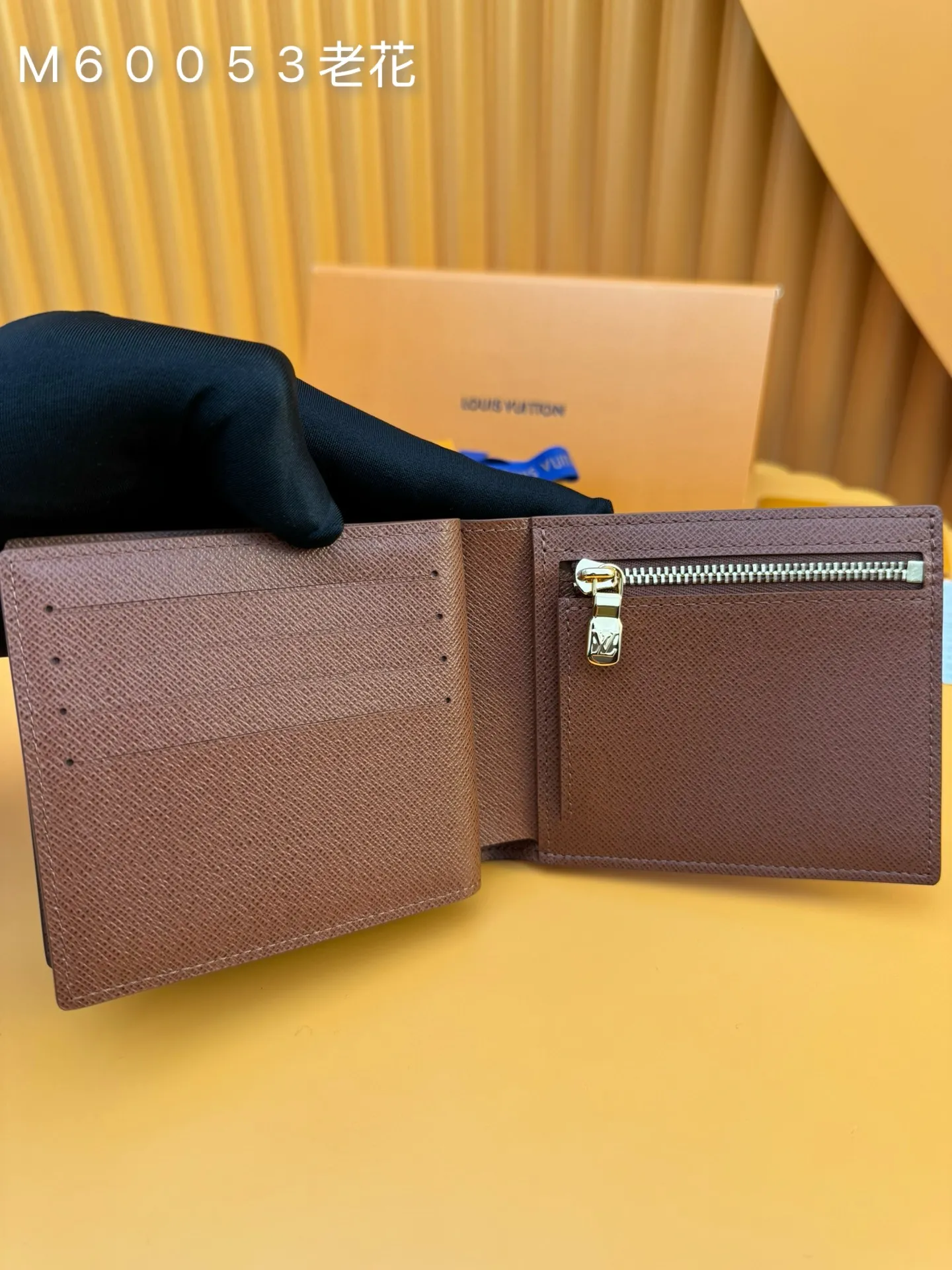 M60053 Presbyopia "Special Duty Free" ♻️[Official special edition·First class material·All steel hardware·French chip·Full set of packaging] This Amerigo wallet combines immortal classic style with extremely practical functional design. The design is simple and convenient, while still being small and exquisite, it can be easily stowed in the back pocket of jeans. 11.5x9.5cm 💰460