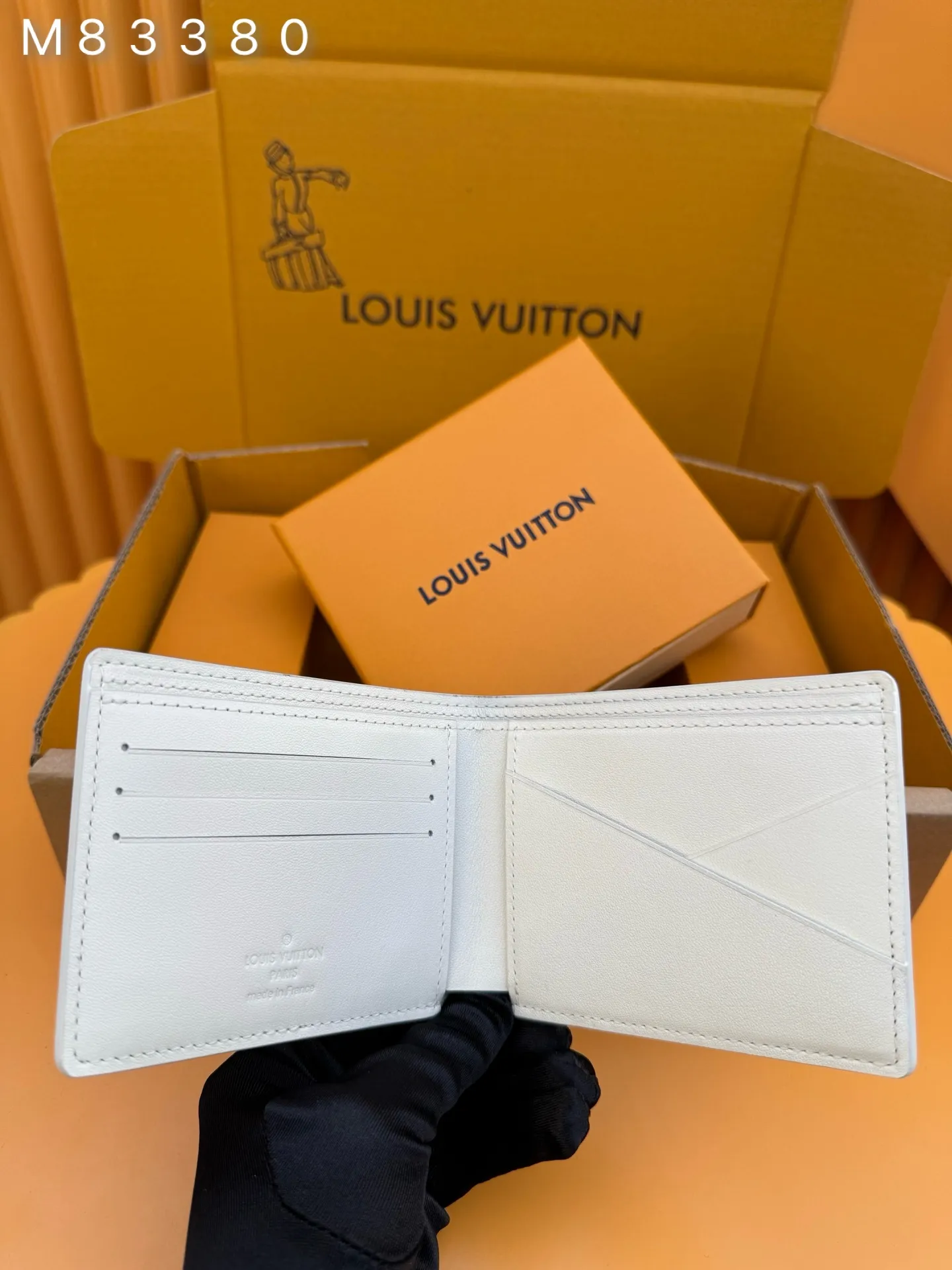 M83380 "Special Duty Free" ♻️[Official special edition·First-class material·All-steel hardware·French chips·Full set of packaging] This Multiple wallet is made of smooth cow leather, and uses printing and embossing techniques to reproduce the Monogram pattern drawn by Georges Vuitton in 1896, showing a strong retro sentiment. 11.5x9x1.5cm 💰440