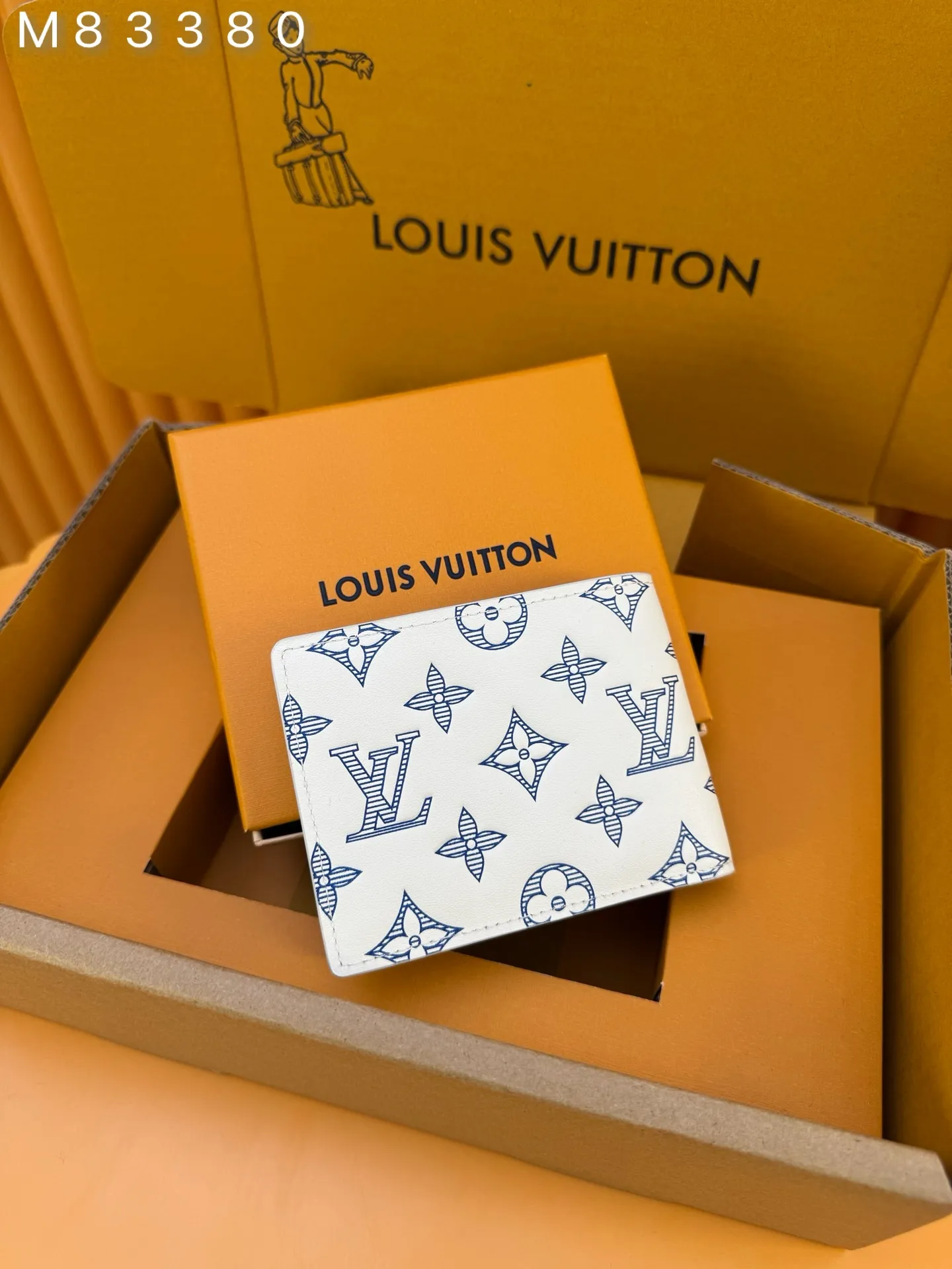 M83380 "Special Duty Free" ♻️[Official special edition·First-class material·All-steel hardware·French chips·Full set of packaging] This Multiple wallet is made of smooth cow leather, and uses printing and embossing techniques to reproduce the Monogram pattern drawn by Georges Vuitton in 1896, showing a strong retro sentiment. 11.5x9x1.5cm 💰440