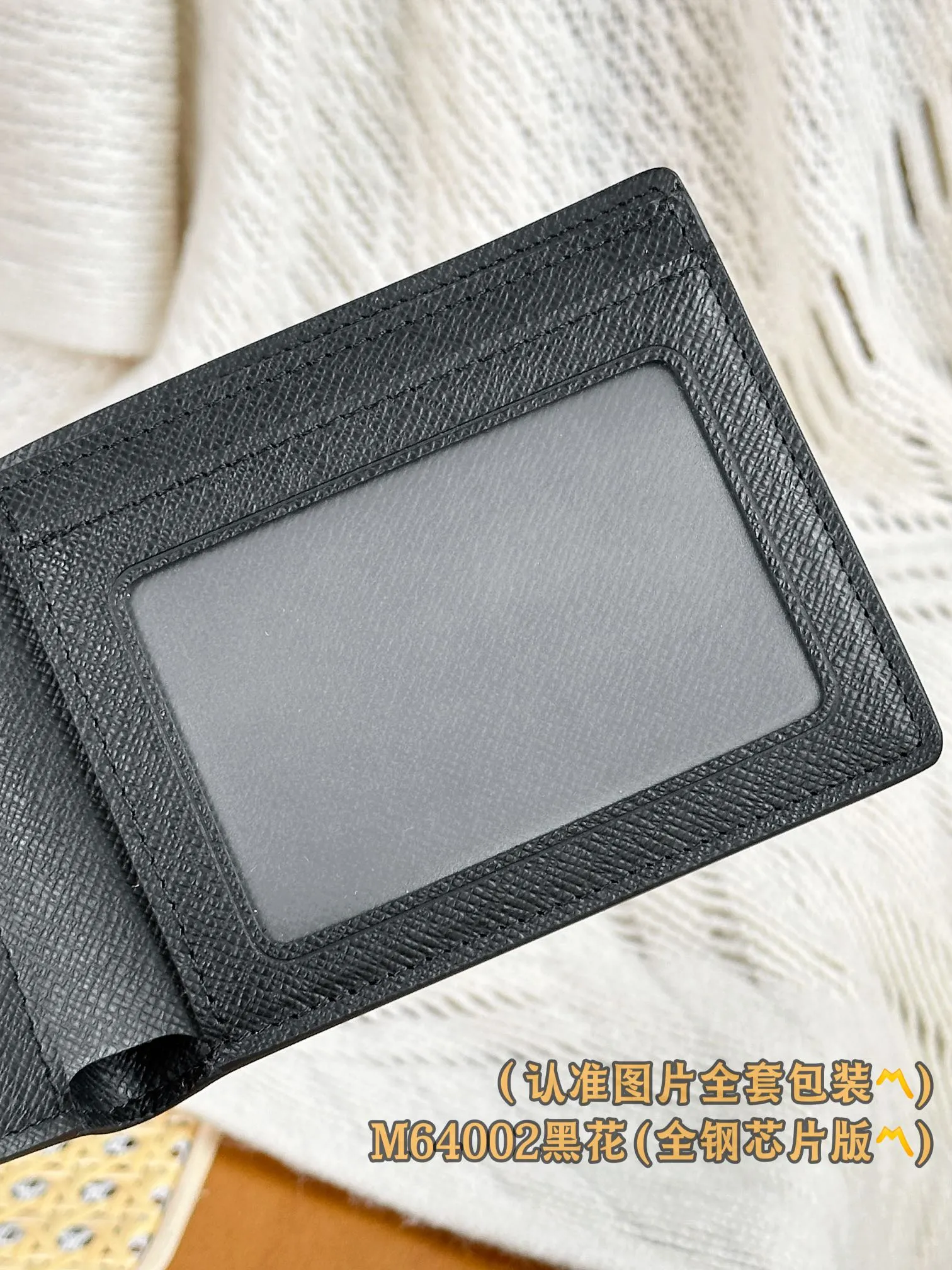 N64002 Black Flower (〽️A-grade all-steel version〽️) personalized customization, transcoding chip! SLENDER ID WALLET Made of smooth Taiga leather, this wallet is small and slim enough to hold everyday essentials, yet easily stows away in a front or back pocket. This wallet features a transparent compartment for ID. 11.0 x 8.5 x 1.0 cm (length x height x width). Special grade 210
