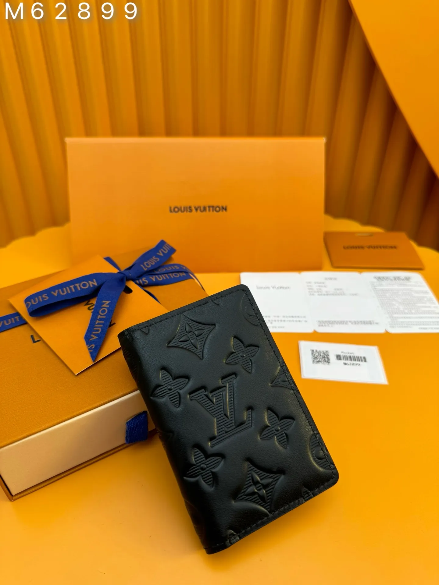 M62899 "Special Duty Free" ♻️[First-class material·All-steel hardware·French chips·Full set of packaging] Louis Vuitton pocket wallet made of black calfskin, an elegant choice for carrying daily items. Made of soft leather with classic embossing, it is compact in size and has a clean look. It has several interior pockets and credit card slots. 7.5x11.0x1.0cm 💰480