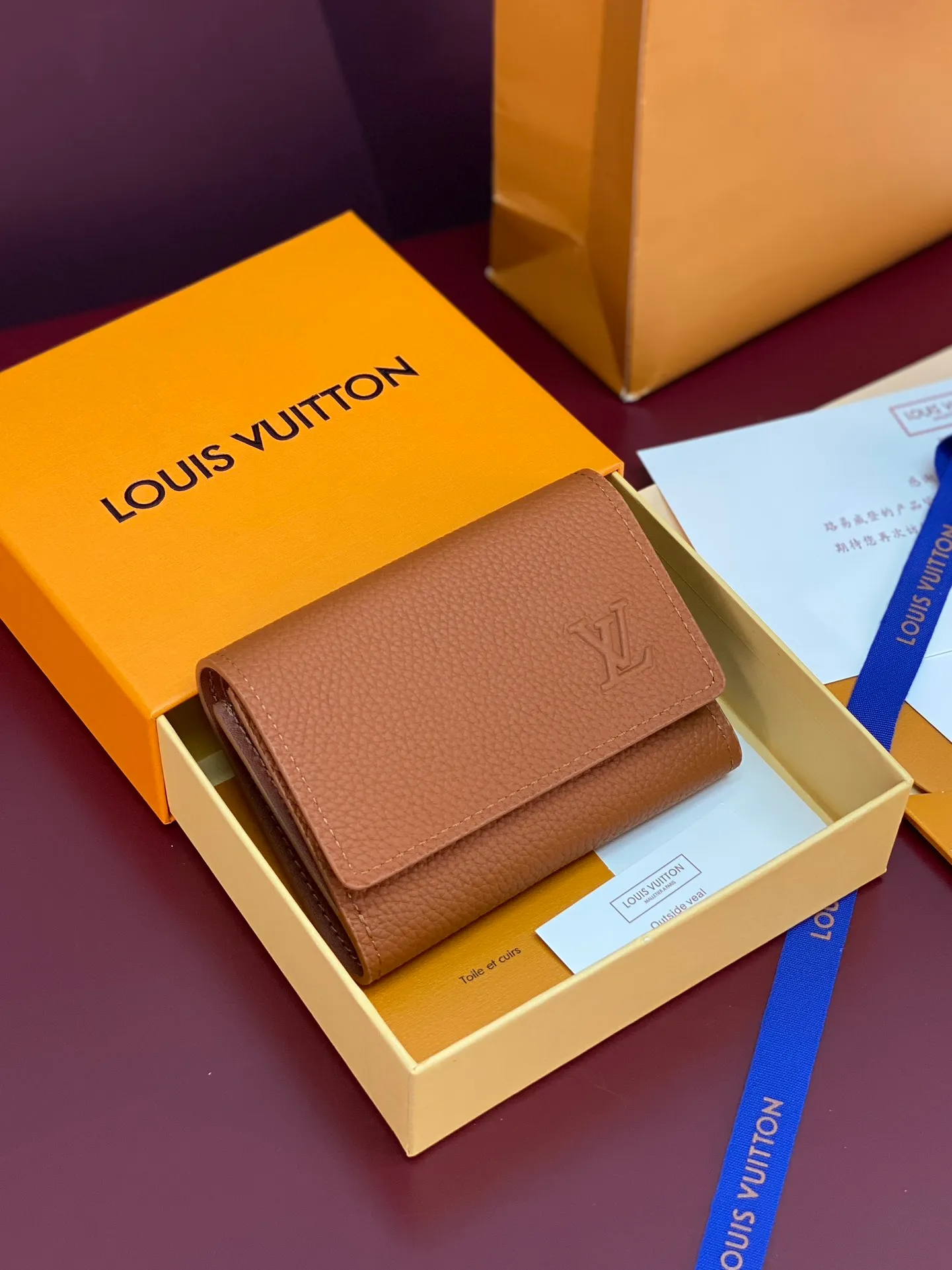 M26250 Shi Huang! Concave and convex mark! Victor Wallet, this compact Victor wallet is made of Monogram Shadow cowhide. The cowhide has a delicate Monogram embossed pattern, exuding a "low-key luxury" temperament. The interior of the wallet is functionally spaced, with a zippered pocket, a pocket for banknotes and receipts, and five business card slots. The flap has a snap button design and is embellished with the Louis Vuitton logo.  11.5 x 9 x 2.5 cm (length x height x width). 💰460