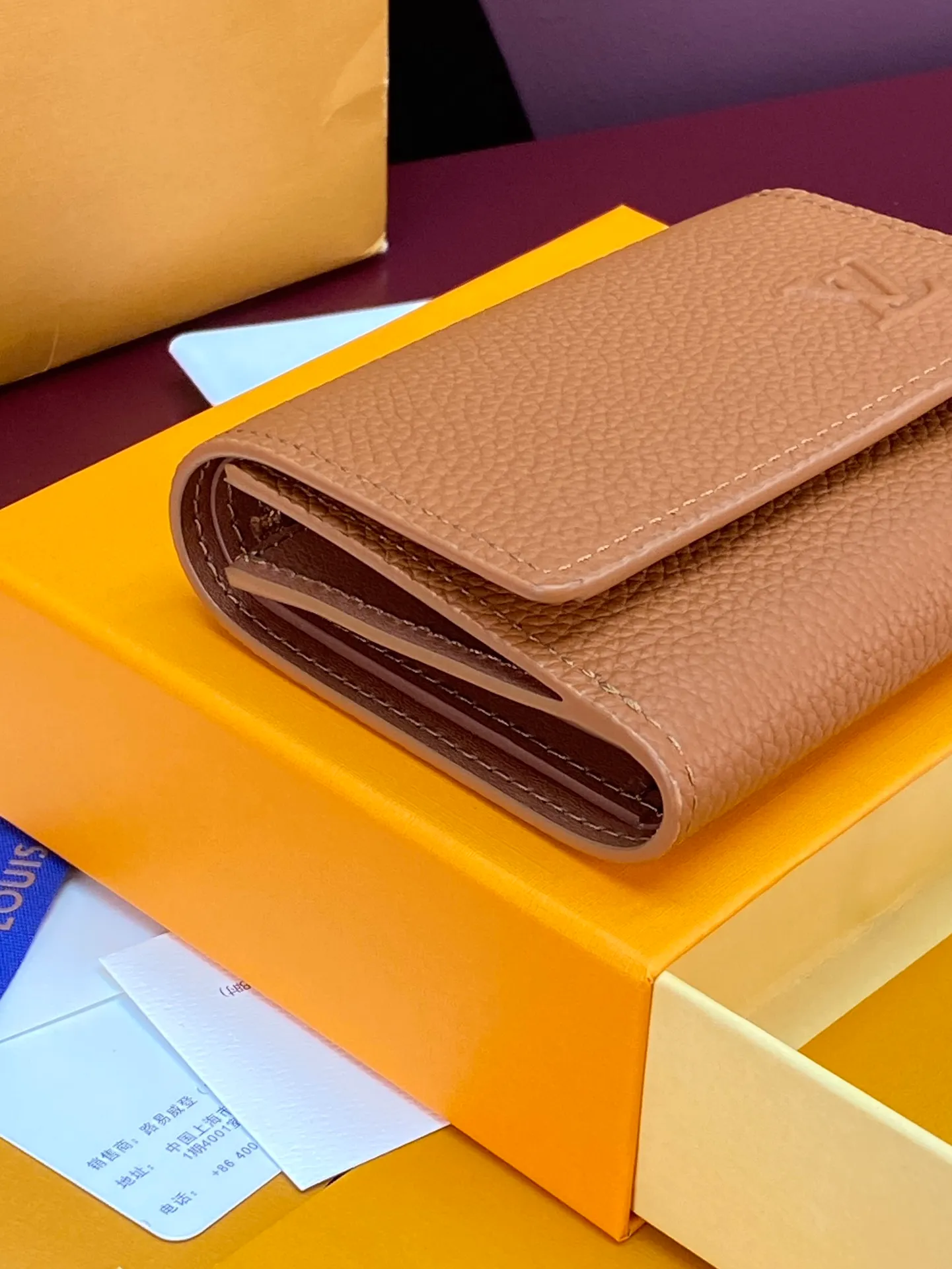 M26250 Shi Huang! Concave and convex mark! Victor Wallet, this compact Victor wallet is made of Monogram Shadow cowhide. The cowhide has a delicate Monogram embossed pattern, exuding a "low-key luxury" temperament. The interior of the wallet is functionally spaced, with a zippered pocket, a pocket for banknotes and receipts, and five business card slots. The flap has a snap button design and is embellished with the Louis Vuitton logo.  11.5 x 9 x 2.5 cm (length x height x width). 💰460