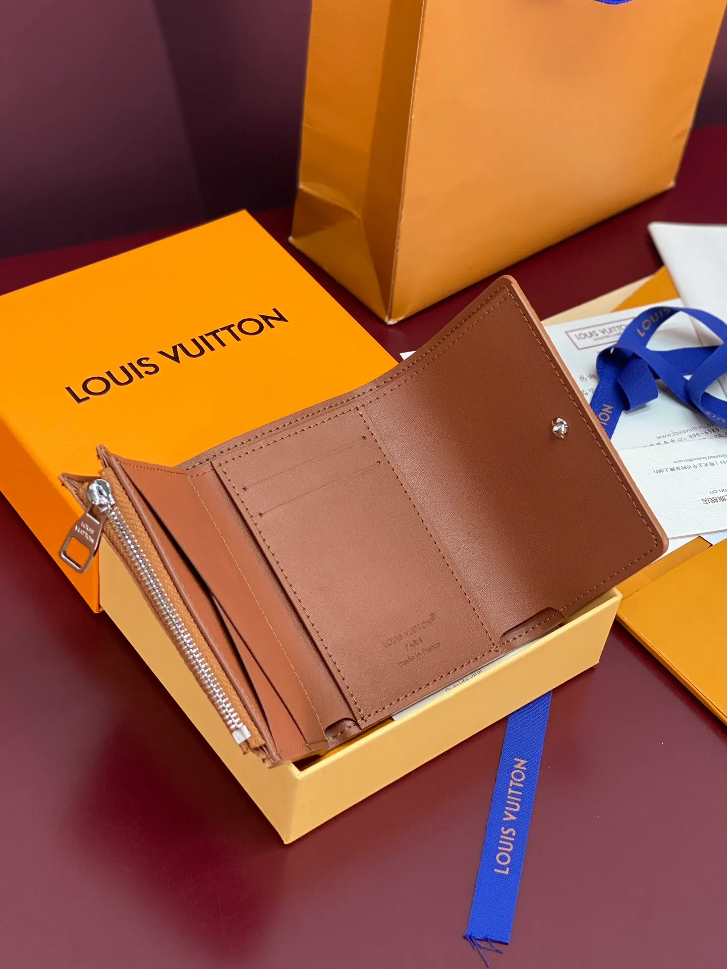 M26250 Shi Huang! Concave and convex mark! Victor Wallet, this compact Victor wallet is made of Monogram Shadow cowhide. The cowhide has a delicate Monogram embossed pattern, exuding a "low-key luxury" temperament. The interior of the wallet is functionally spaced, with a zippered pocket, a pocket for banknotes and receipts, and five business card slots. The flap has a snap button design and is embellished with the Louis Vuitton logo.  11.5 x 9 x 2.5 cm (length x height x width). 💰460