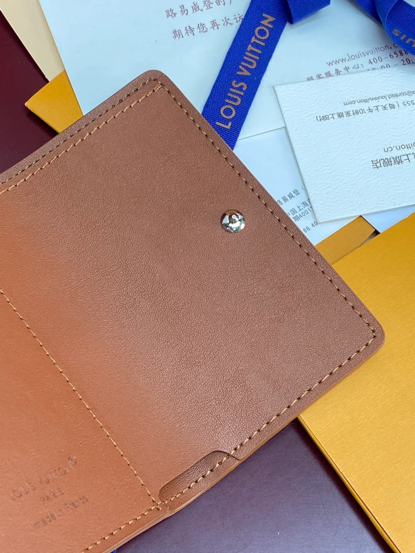 M26250 Shi Huang! Concave and convex mark! Victor Wallet, this compact Victor wallet is made of Monogram Shadow cowhide. The cowhide has a delicate Monogram embossed pattern, exuding a "low-key luxury" temperament. The interior of the wallet is functionally spaced, with a zippered pocket, a pocket for banknotes and receipts, and five business card slots. The flap has a snap button design and is embellished with the Louis Vuitton logo.  11.5 x 9 x 2.5 cm (length x height x width). 💰460