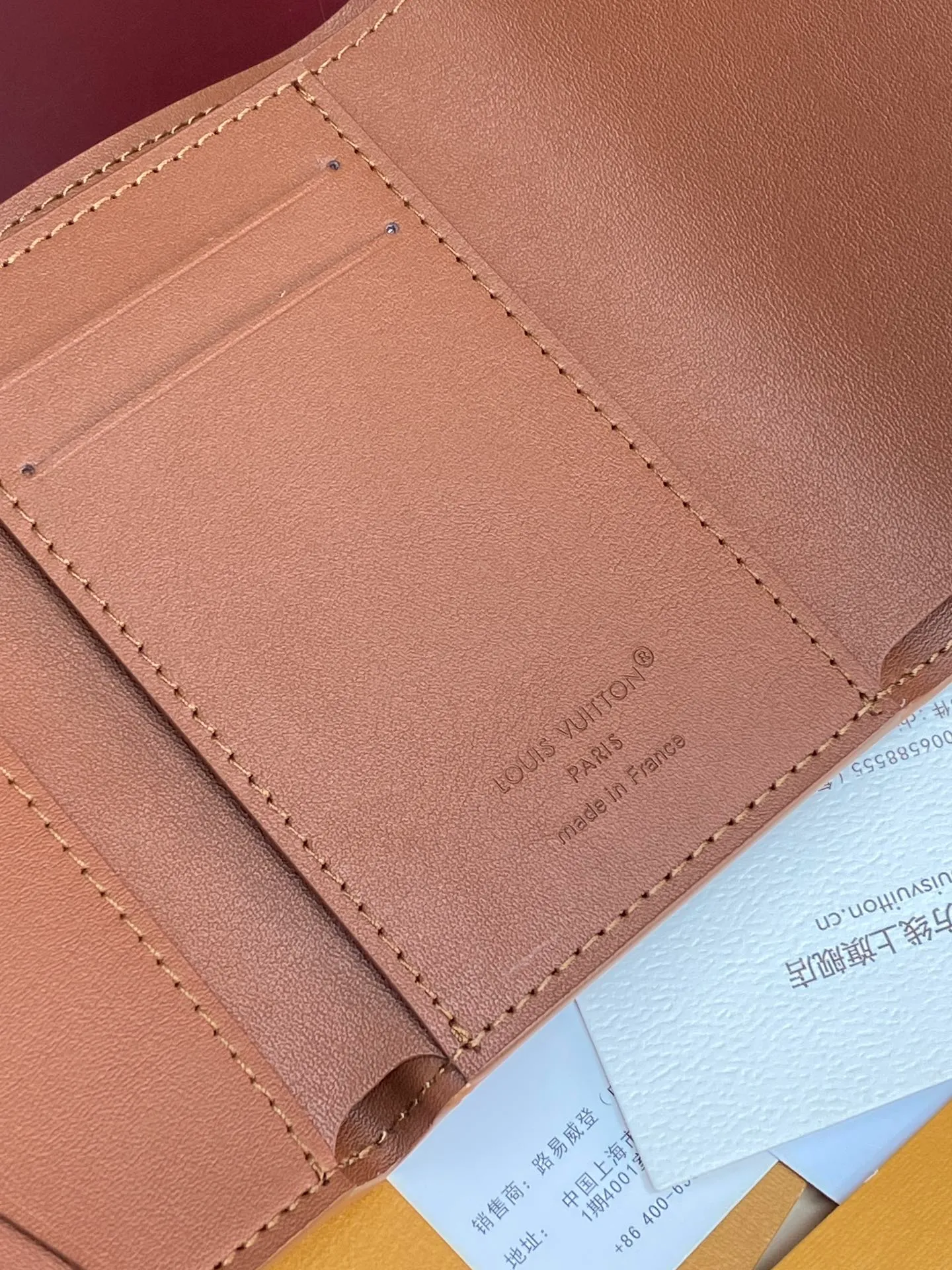 M26250 Shi Huang! Concave and convex mark! Victor Wallet, this compact Victor wallet is made of Monogram Shadow cowhide. The cowhide has a delicate Monogram embossed pattern, exuding a "low-key luxury" temperament. The interior of the wallet is functionally spaced, with a zippered pocket, a pocket for banknotes and receipts, and five business card slots. The flap has a snap button design and is embellished with the Louis Vuitton logo.  11.5 x 9 x 2.5 cm (length x height x width). 💰460