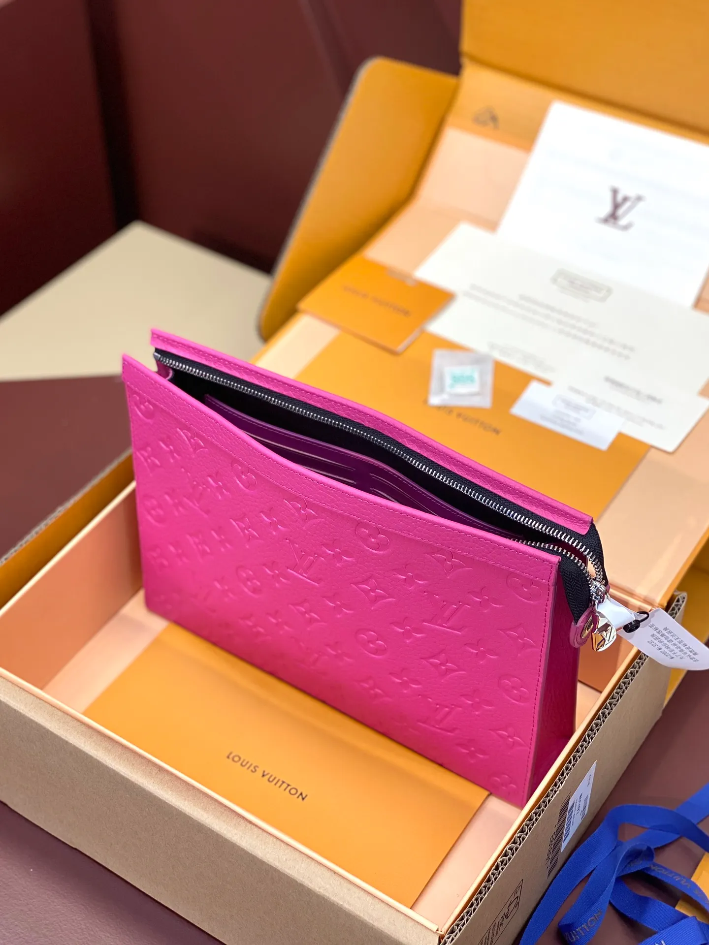 💰 720 upgraded version⚠️M61692 embossed rose red! Chip version, (made of first-layer cowhide) POCHETTE VOYAGE clutch. This Pochette Voyage clutch is made of Taïga pebbled cowhide, marked with LV letters on one corner, and paired with shiny metal parts. The zipper opens the card slot and main compartment, which can accommodate small items. Detailed features! 27 x 21 x 6 cm, (Length x Height x Width), Taïga cow leather, Textile lining, Metal hardware, Zip closure, Internal slip pocket, Card compartment, Made in one of France, Spain, Italy and the United States.