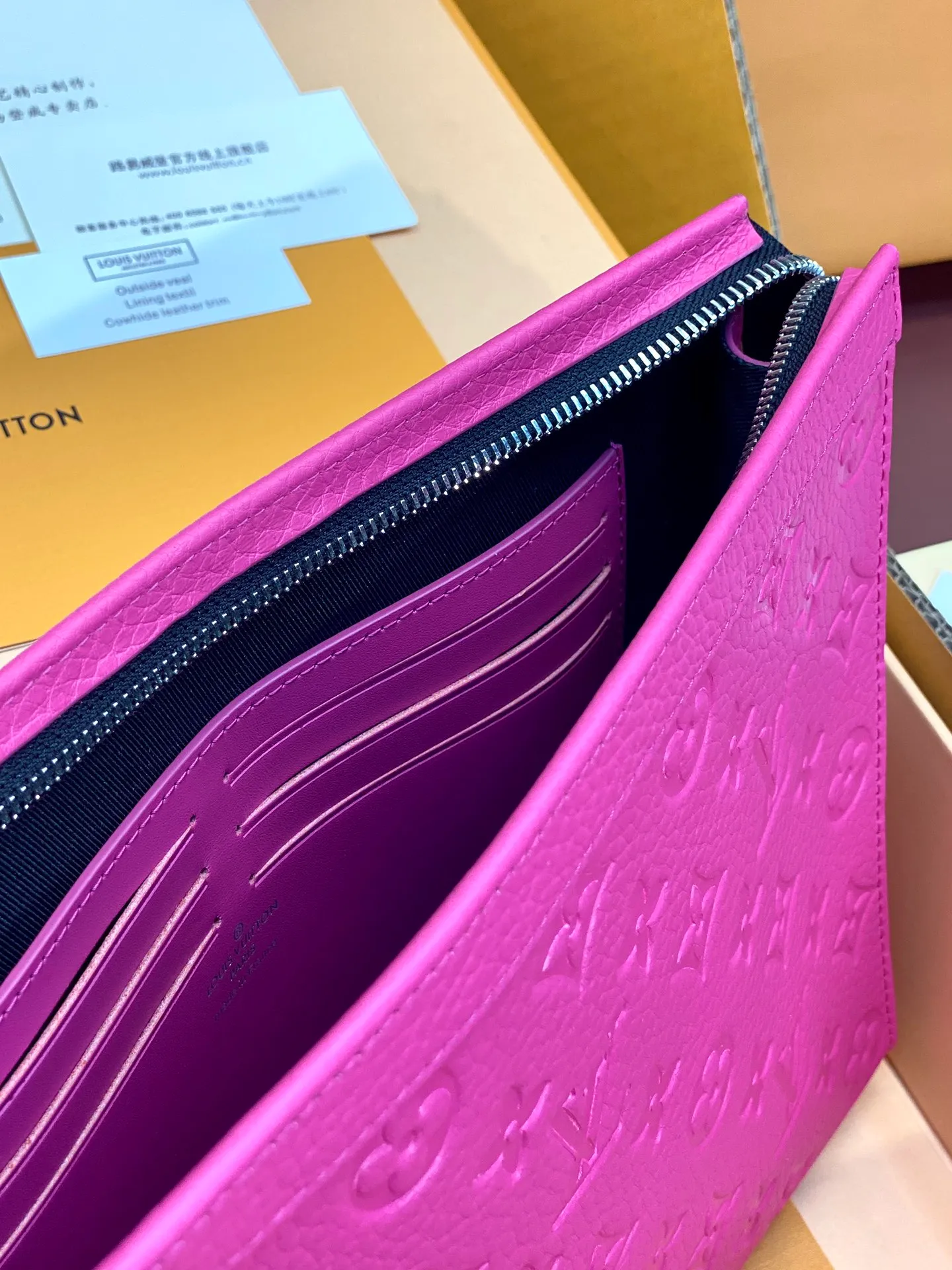 💰 720 upgraded version⚠️M61692 embossed rose red! Chip version, (made of first-layer cowhide) POCHETTE VOYAGE clutch. This Pochette Voyage clutch is made of Taïga pebbled cowhide, marked with LV letters on one corner, and paired with shiny metal parts. The zipper opens the card slot and main compartment, which can accommodate small items. Detailed features! 27 x 21 x 6 cm, (Length x Height x Width), Taïga cow leather, Textile lining, Metal hardware, Zip closure, Internal slip pocket, Card compartment, Made in one of France, Spain, Italy and the United States.