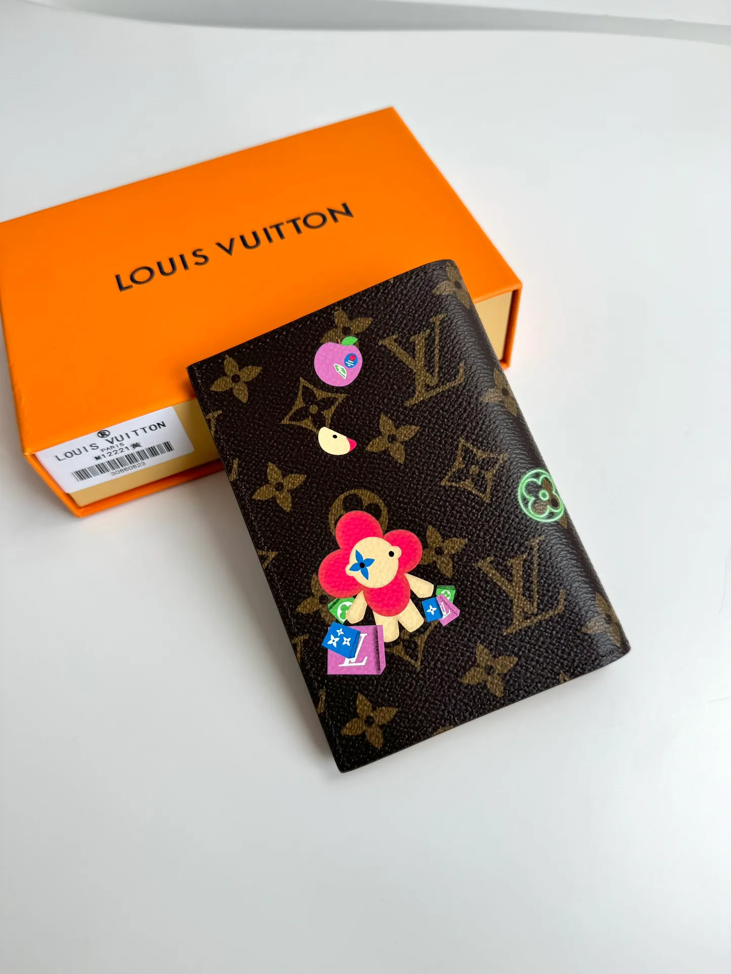 P320🇫🇷Exclusive real shot of overseas original single M12221! This passport cover displays the fun charm of the Snow Show series with the brand mascot Vivienne, depicting LV snowflakes and cute polar bears on Monogram canvas. The leather lining is a finishing touch, and a flap pocket and card slot provide organized organization. Size: 14×10×2.5cm