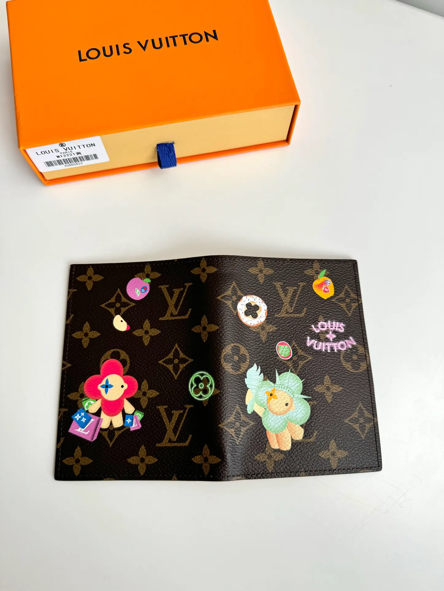 P320🇫🇷Exclusive real shot of overseas original single M12221! This passport cover displays the fun charm of the Snow Show series with the brand mascot Vivienne, depicting LV snowflakes and cute polar bears on Monogram canvas. The leather lining is a finishing touch, and a flap pocket and card slot provide organized organization. Size: 14×10×2.5cm