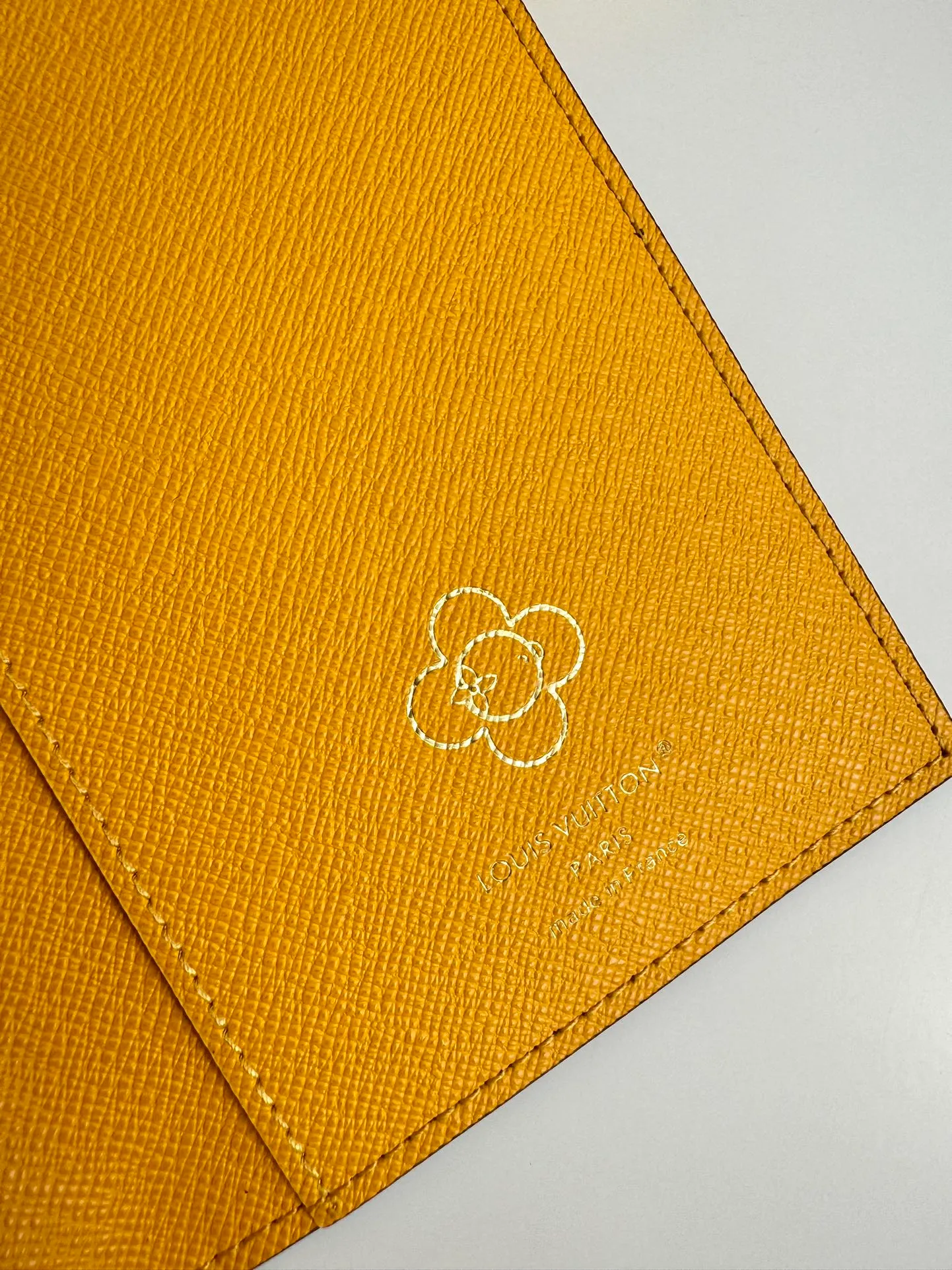 P320🇫🇷Exclusive real shot of overseas original single M12221! This passport cover displays the fun charm of the Snow Show series with the brand mascot Vivienne, depicting LV snowflakes and cute polar bears on Monogram canvas. The leather lining is a finishing touch, and a flap pocket and card slot provide organized organization. Size: 14×10×2.5cm
