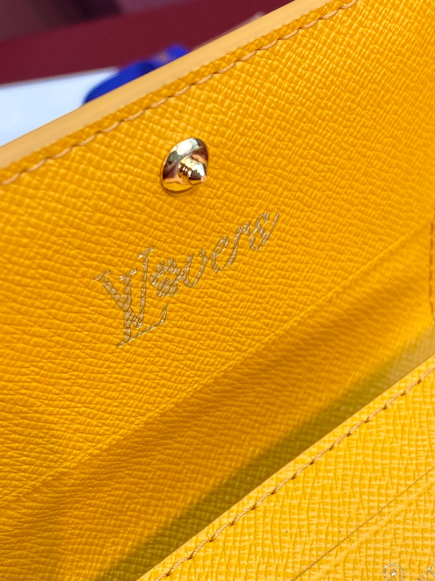 M12664 yellow! ENVELOPE Business Card Holder, this business card holder is made of Monogram Heritage canvas and has a slim profile that can be easily placed in a pocket or handbag. The flap is secured with hidden snaps, opening to reveal the accordion compartment and card compartment. Calf leather lining and the Marque L.Vuitton Déposée logo in Damier canvas add to the sophisticated details.  8 x 1 x 10.5 cm (height x width x length). 💰320