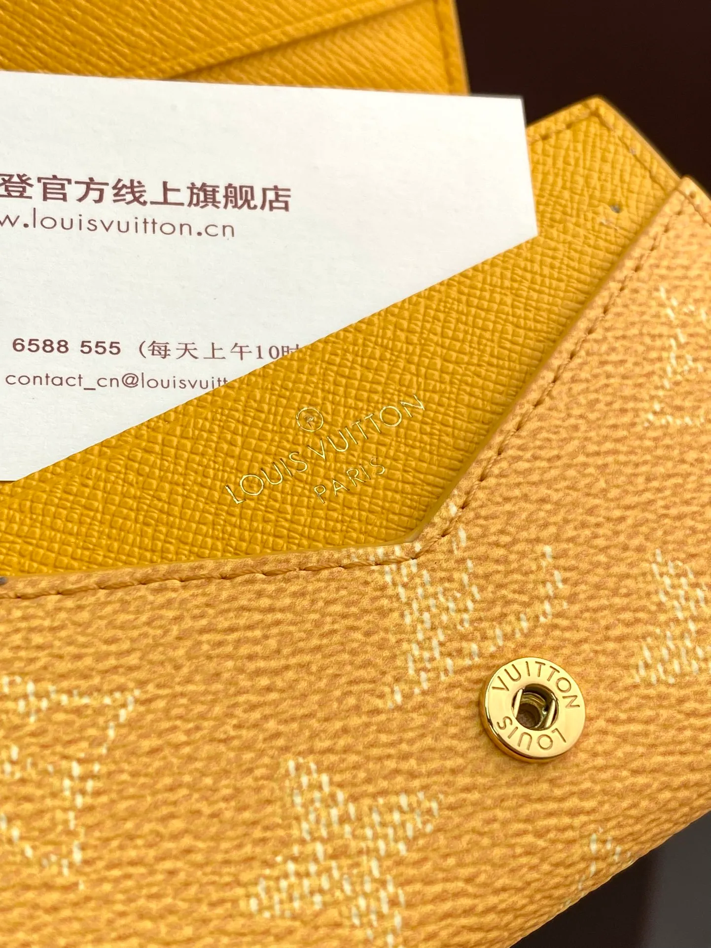 M12664 yellow! ENVELOPE Business Card Holder, this business card holder is made of Monogram Heritage canvas and has a slim profile that can be easily placed in a pocket or handbag. The flap is secured with hidden snaps, opening to reveal the accordion compartment and card compartment. Calf leather lining and the Marque L.Vuitton Déposée logo in Damier canvas add to the sophisticated details.  8 x 1 x 10.5 cm (height x width x length). 💰320