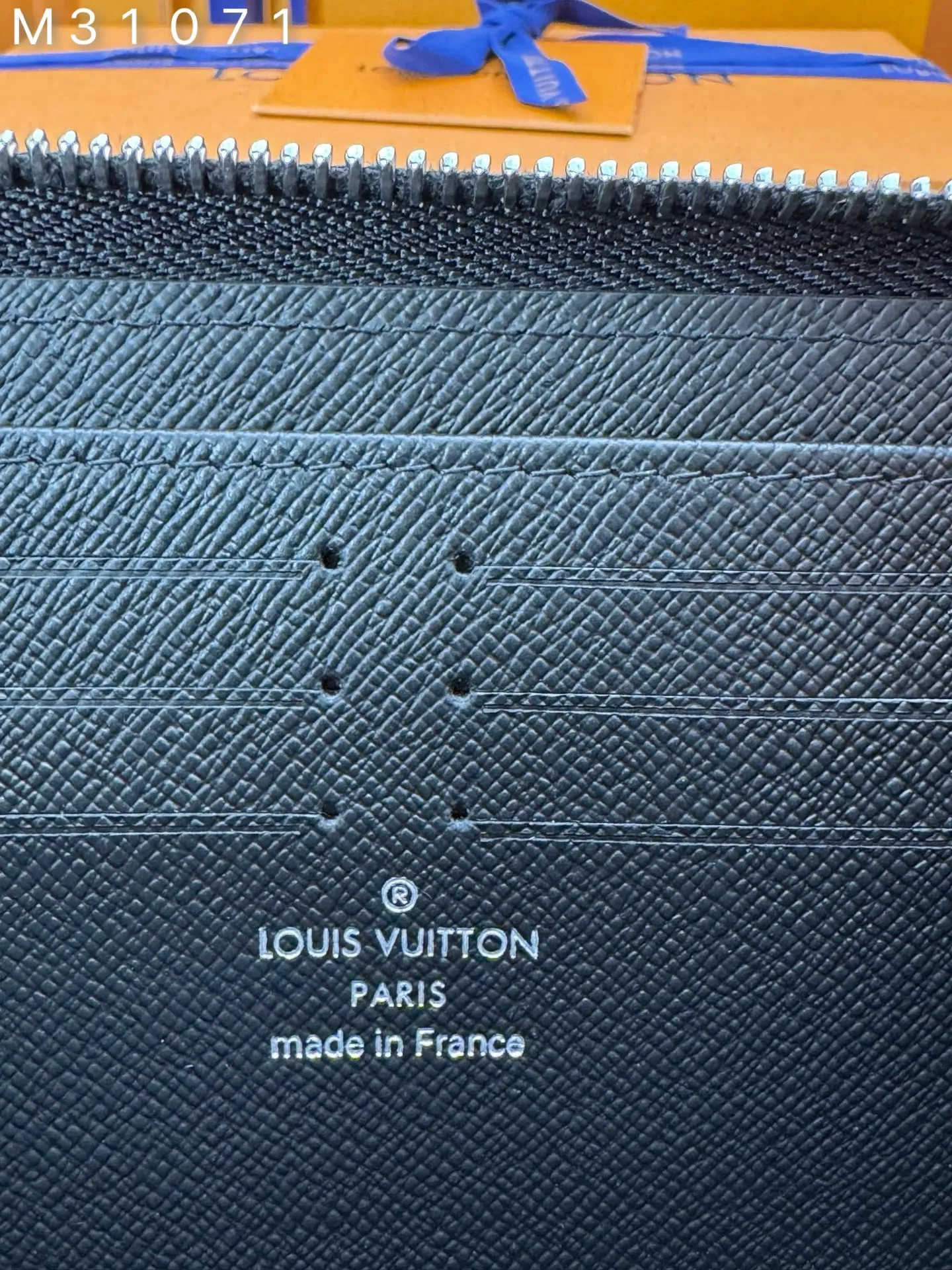 M31071 "Special Duty Free" ♻️[Official special edition·First-class material·All-steel hardware·163 chips·Full set of packaging] The horizontal version of the horizontal wallet is made of Siberian cowhide and equipped with silver metal accessories. This is a redesign of the traditional Zippy wallet portrait version, using a horizontal layout to enhance its functionality. The practical design of this zippered wallet includes a main compartment with a central zipped pocket; six card slots on each side; and two flat pockets for banknotes or receipts. 21x10x2.5cm 💰780