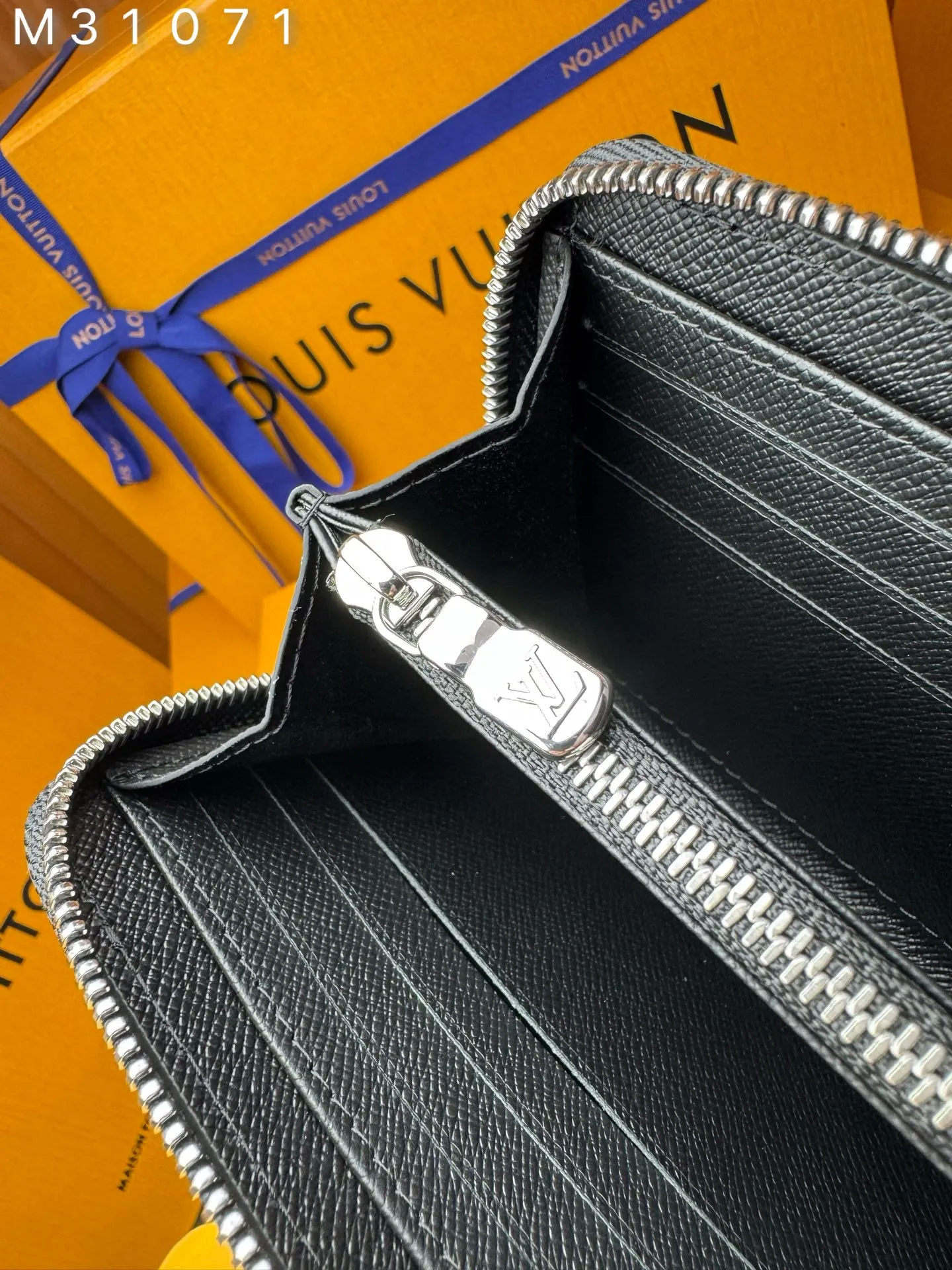 M31071 "Special Duty Free" ♻️[Official special edition·First-class material·All-steel hardware·163 chips·Full set of packaging] The horizontal version of the horizontal wallet is made of Siberian cowhide and equipped with silver metal accessories. This is a redesign of the traditional Zippy wallet portrait version, using a horizontal layout to enhance its functionality. The practical design of this zippered wallet includes a main compartment with a central zipped pocket; six card slots on each side; and two flat pockets for banknotes or receipts. 21x10x2.5cm 💰780