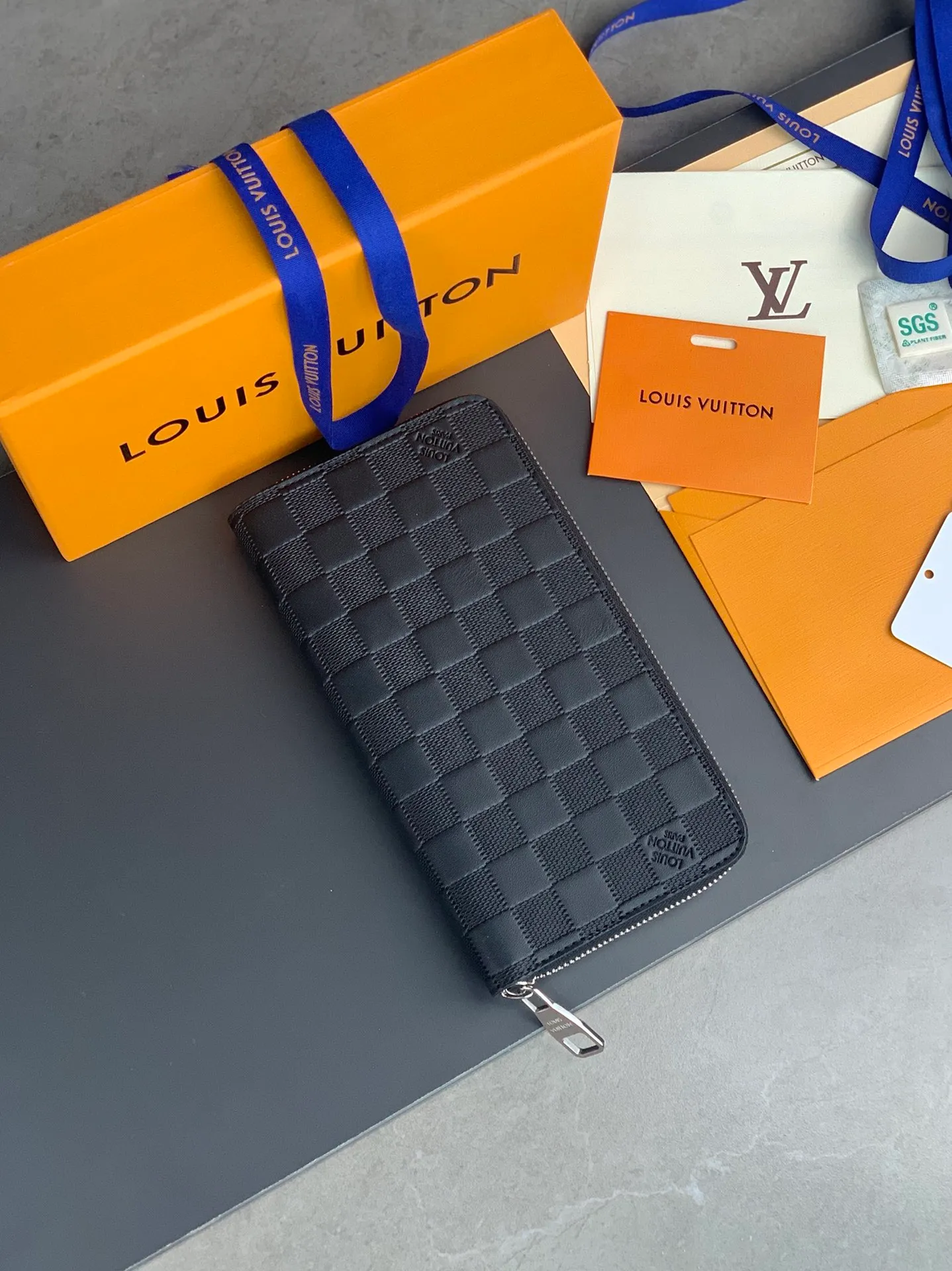 N60015 zipper clip! The Zippy zipper wallet is one of Louis Vuitton's classic designs. This wallet is made of Damier and is made of imported cowhide. It can hold banknotes, credit cards, small change and documents. 19.5x10cm. 💰620