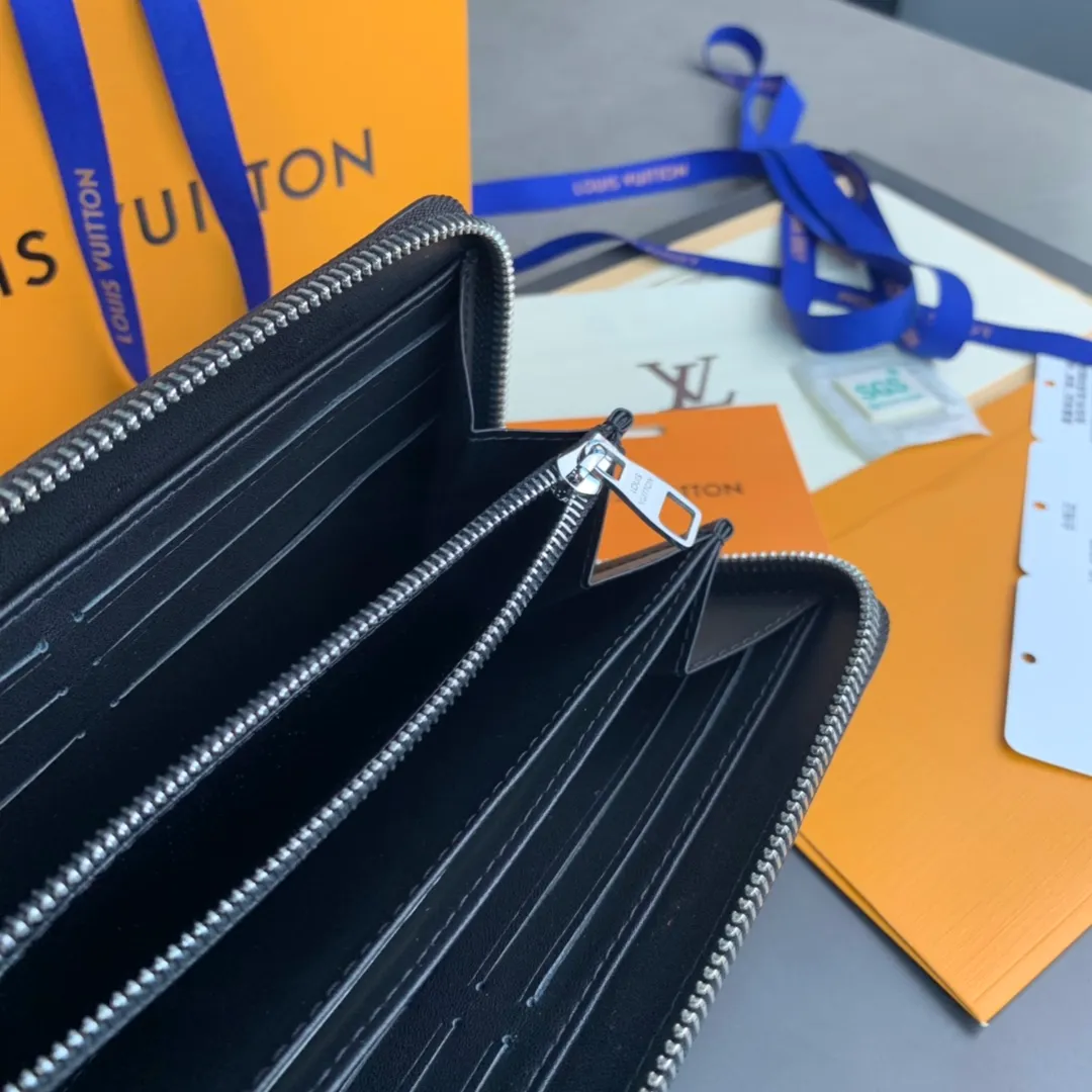 N60015 zipper clip! The Zippy zipper wallet is one of Louis Vuitton's classic designs. This wallet is made of Damier and is made of imported cowhide. It can hold banknotes, credit cards, small change and documents. 19.5x10cm. 💰620