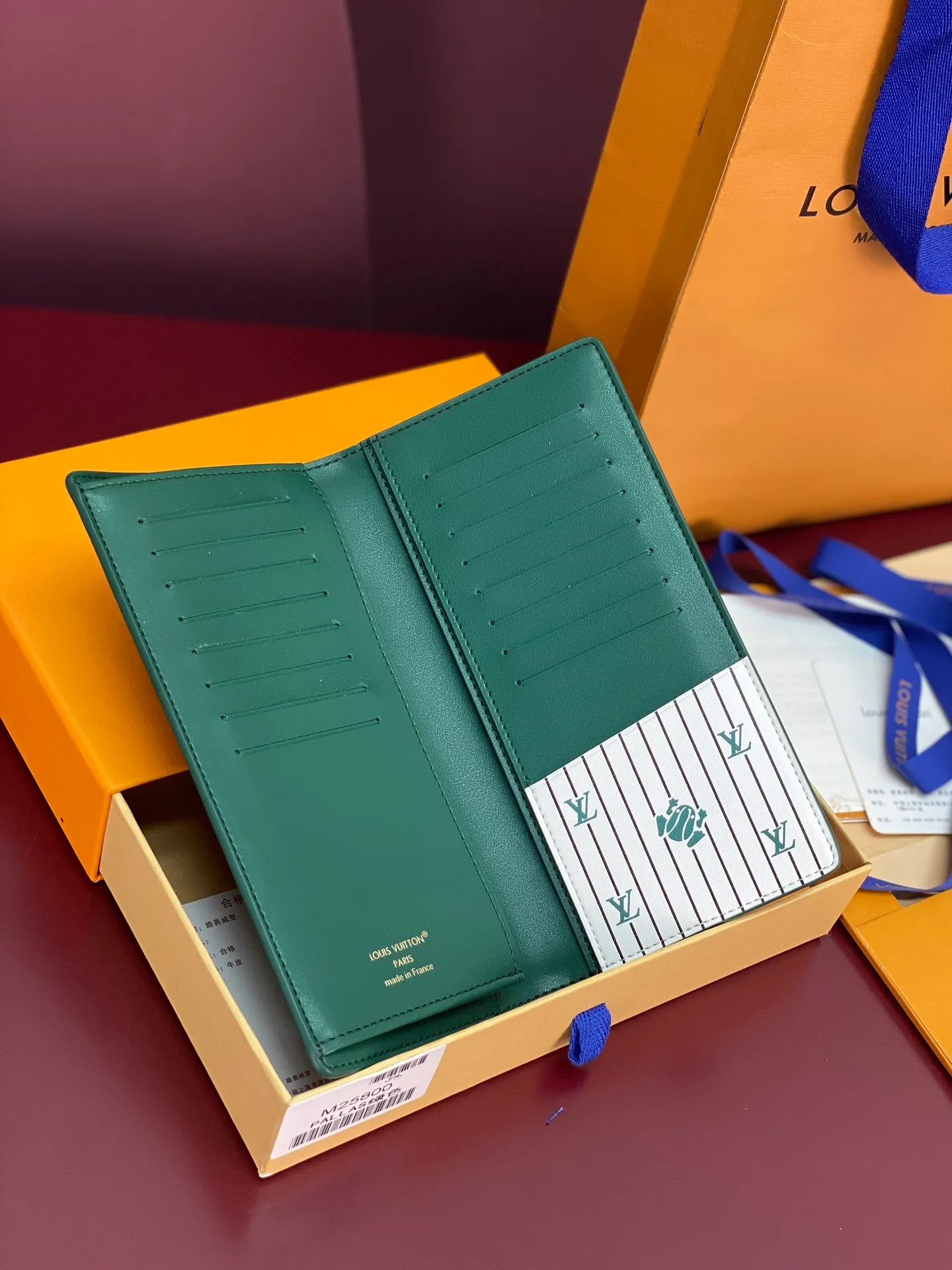 M25800 green! 🐸Water ripple long clip! The Brazza wallet has multiple credit card slots and compartments for banknotes. It is very practical and made of elegant and soft Epi leather. size:10X19CM. 💰460