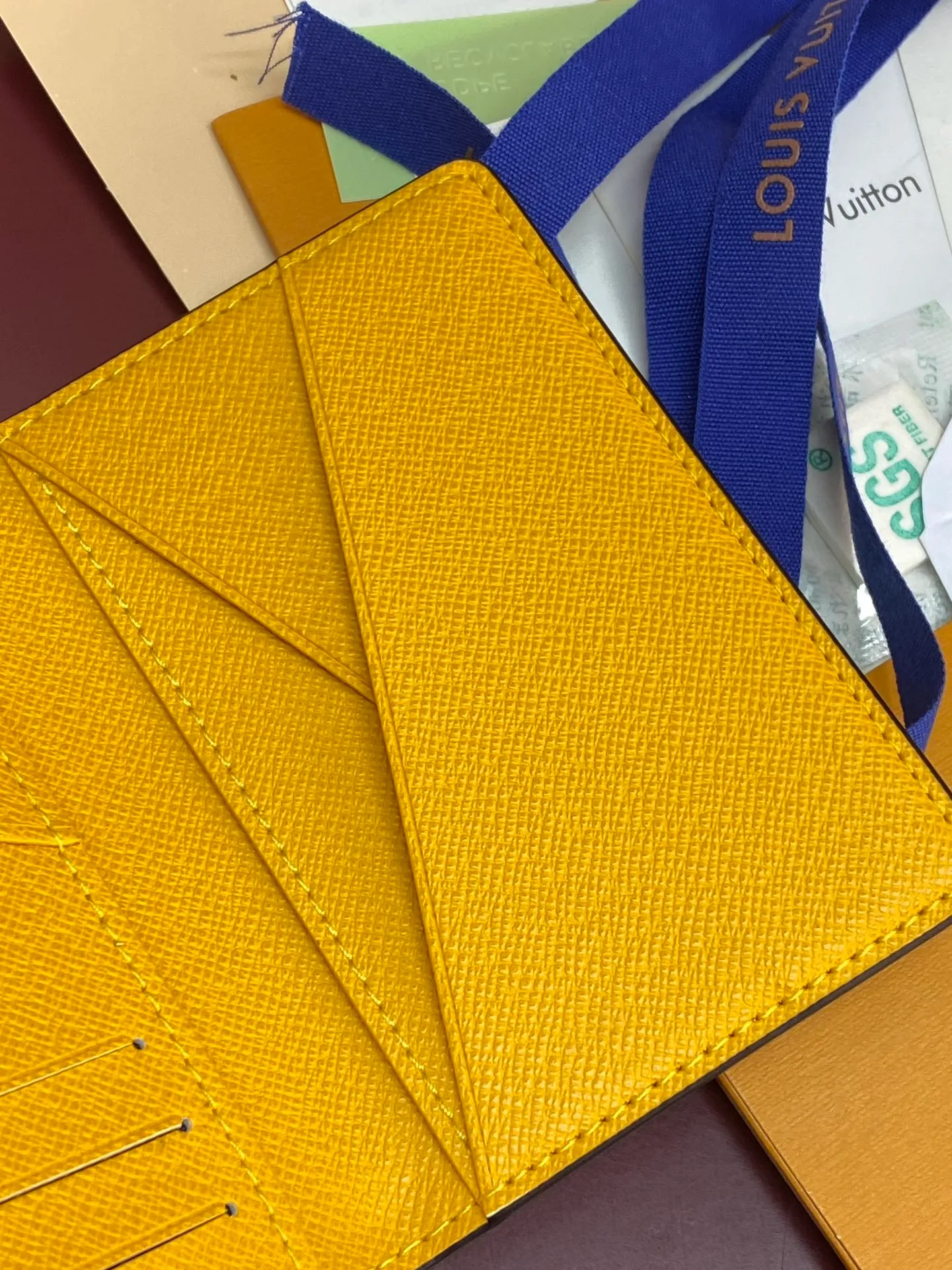 M25794 pocket wallet! This pocket wallet in Monogram Heritage coated canvas is lined with calfskin stripes, telling the story of ocean cruising in fresh tones. The Marque L. Vuitton Déposée logo is written on the front, and the card compartment, inner pocket and outer pocket are rich in functional design.  11 x 1 x 8 cm (height x width x length). 💰300