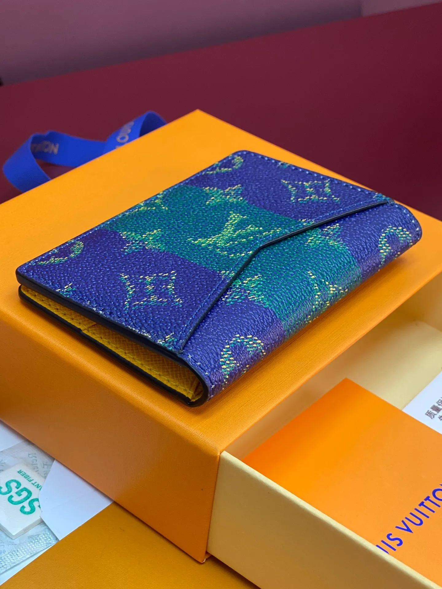 M25794 pocket wallet! This pocket wallet in Monogram Heritage coated canvas is lined with calfskin stripes, telling the story of ocean cruising in fresh tones. The Marque L. Vuitton Déposée logo is written on the front, and the card compartment, inner pocket and outer pocket are rich in functional design.  11 x 1 x 8 cm (height x width x length). 💰300