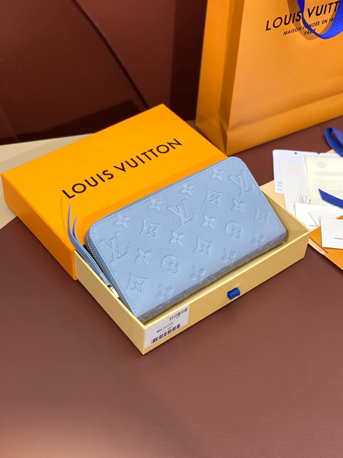 💰640 M82926 haze blue! Made of top layer cowhide! The classic Zippy zipper wallet is made of exquisite and soft Monogram Empreinte leather. It has a spacious capacity and exquisite gold accessories. It shows elegance in a low-key manner. size 19.5X10cm