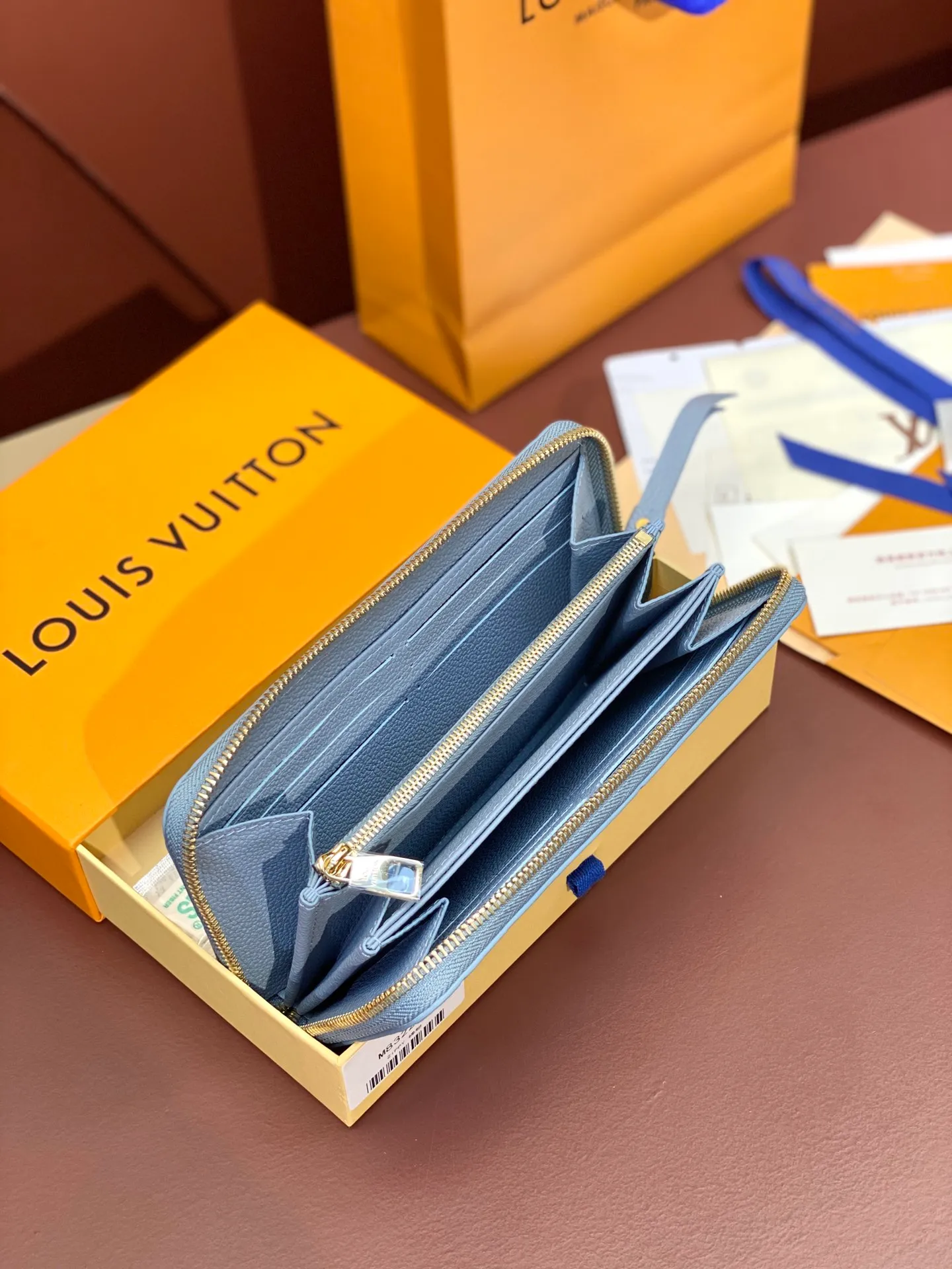 💰640 M82926 haze blue! Made of top layer cowhide! The classic Zippy zipper wallet is made of exquisite and soft Monogram Empreinte leather. It has a spacious capacity and exquisite gold accessories. It shows elegance in a low-key manner. size 19.5X10cm