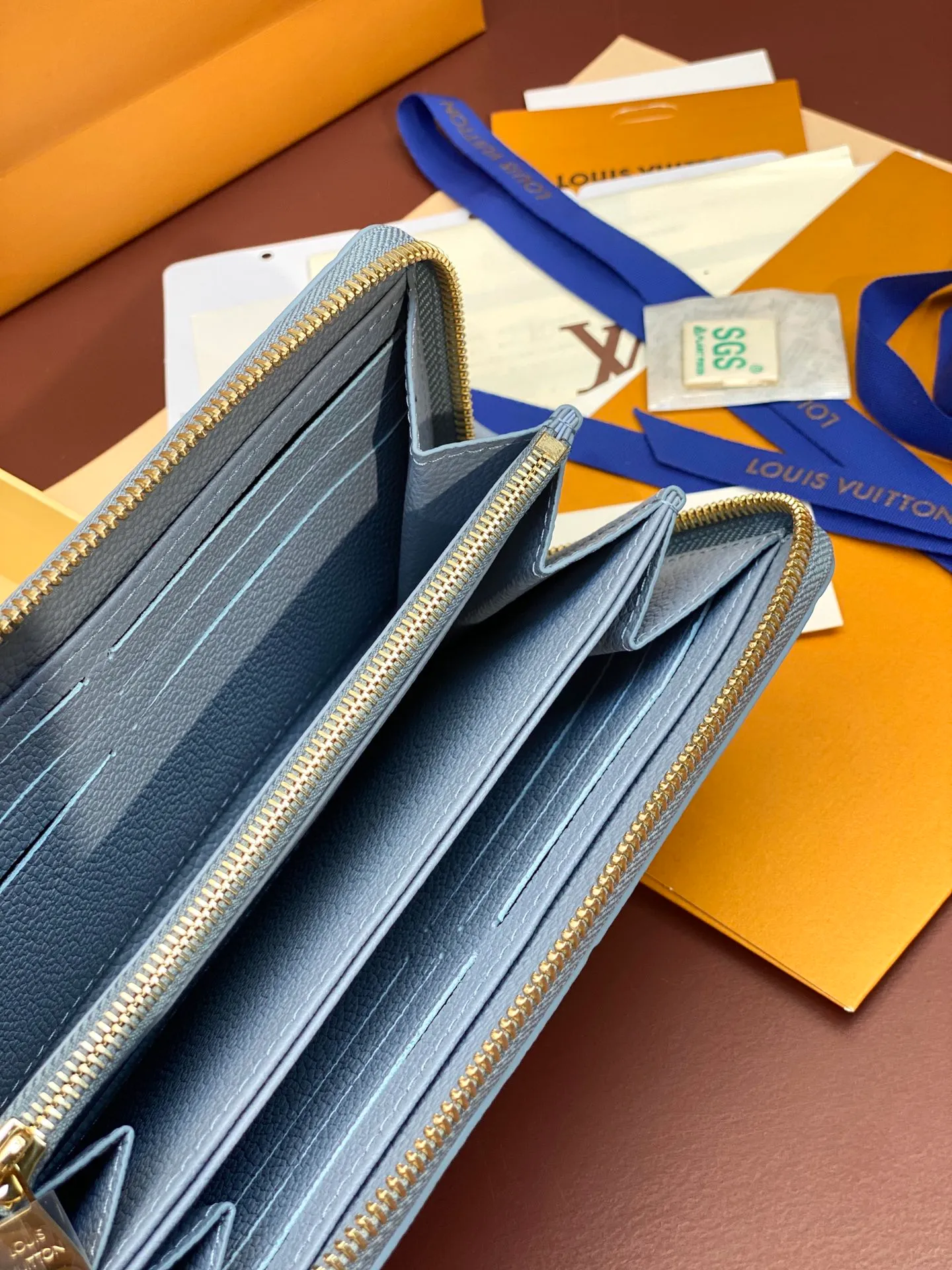 💰640 M82926 haze blue! Made of top layer cowhide! The classic Zippy zipper wallet is made of exquisite and soft Monogram Empreinte leather. It has a spacious capacity and exquisite gold accessories. It shows elegance in a low-key manner. size 19.5X10cm