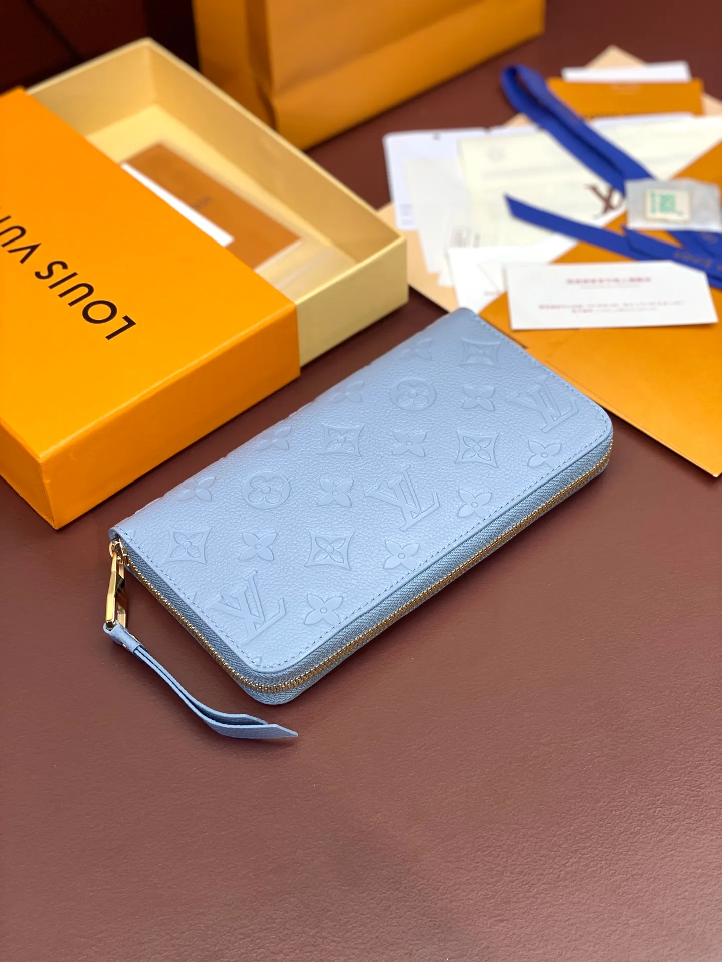 💰640 M82926 haze blue! Made of top layer cowhide! The classic Zippy zipper wallet is made of exquisite and soft Monogram Empreinte leather. It has a spacious capacity and exquisite gold accessories. It shows elegance in a low-key manner. size 19.5X10cm