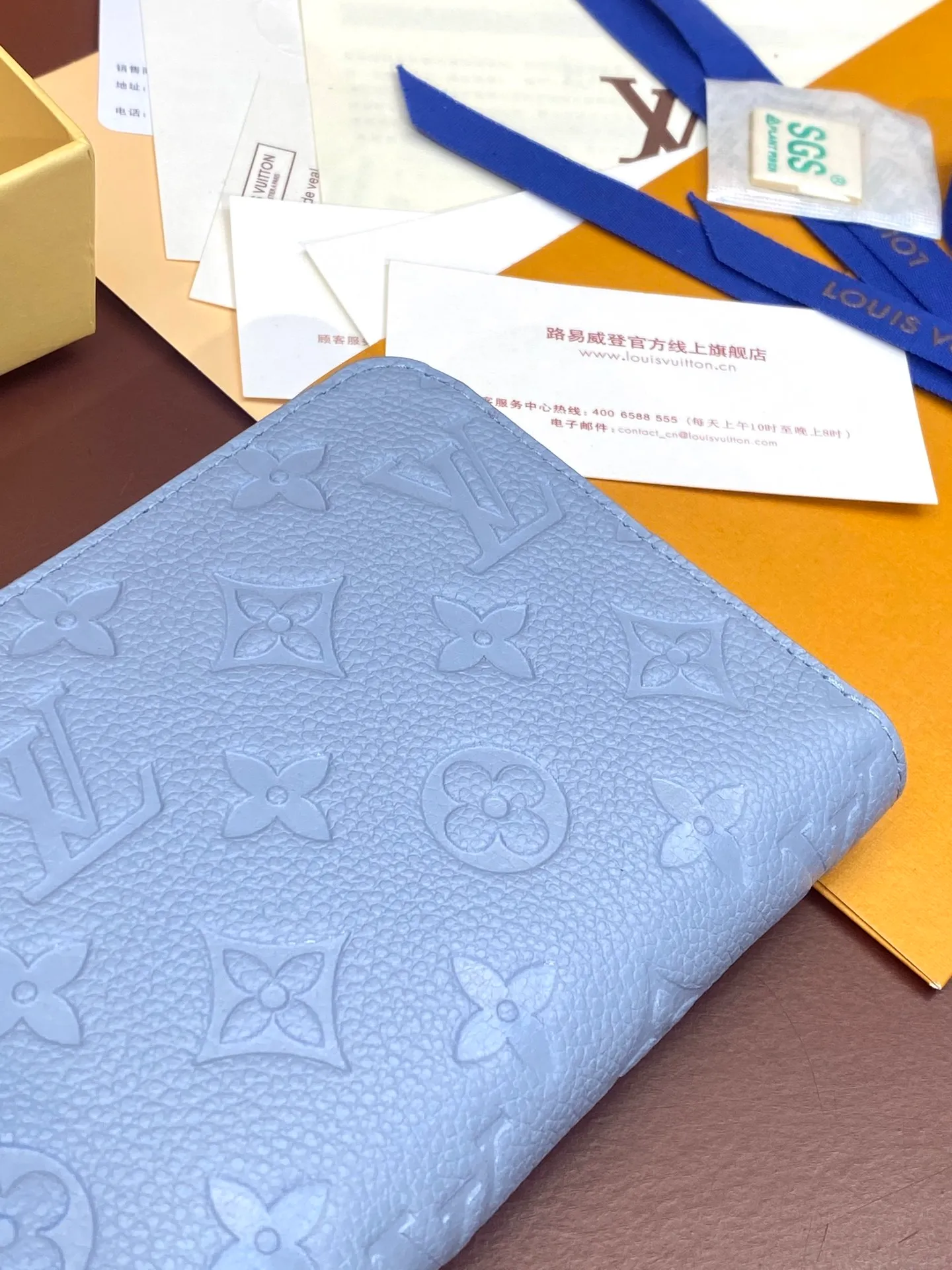 💰640 M82926 haze blue! Made of top layer cowhide! The classic Zippy zipper wallet is made of exquisite and soft Monogram Empreinte leather. It has a spacious capacity and exquisite gold accessories. It shows elegance in a low-key manner. size 19.5X10cm
