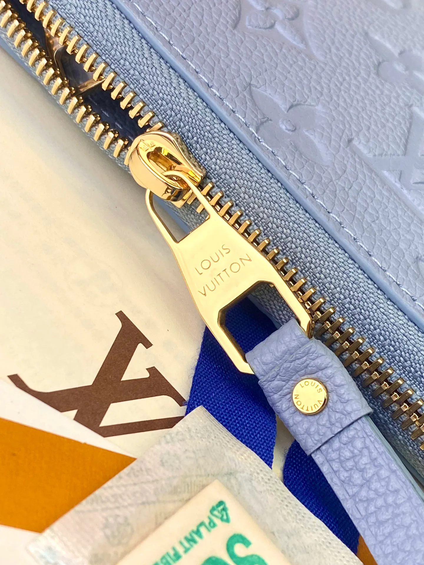 💰640 M82926 haze blue! Made of top layer cowhide! The classic Zippy zipper wallet is made of exquisite and soft Monogram Empreinte leather. It has a spacious capacity and exquisite gold accessories. It shows elegance in a low-key manner. size 19.5X10cm