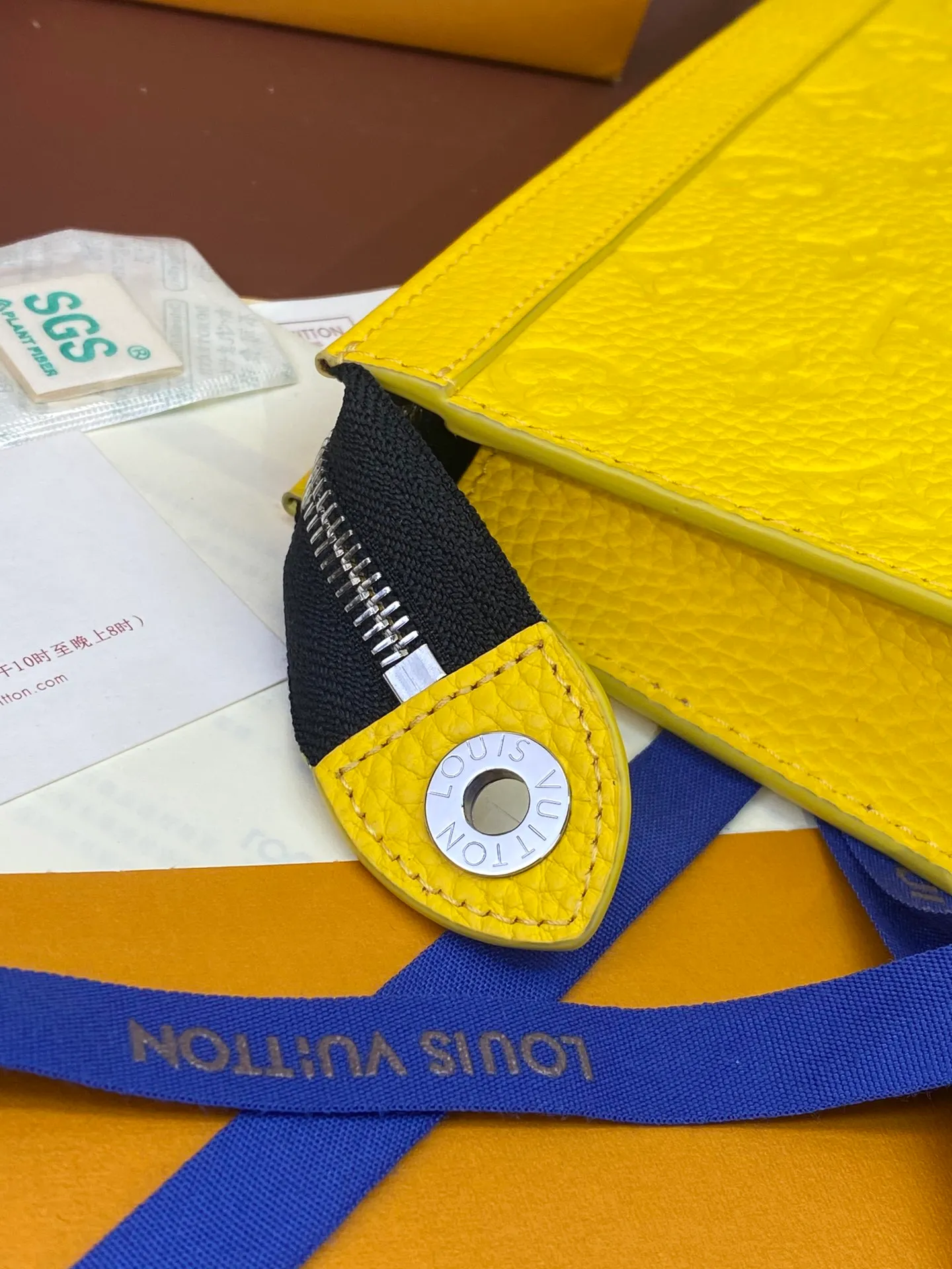 💰720 upgraded version⚠️M61692 embossed yellow! Chip version, (made of first-layer cowhide) POCHETTE VOYAGE clutch. This Pochette Voyage clutch is made of Taïga pebbled cowhide, marked with LV letters on one corner, and paired with shiny metal parts. The zipper opens the card slot and main compartment, which can accommodate small items. Detailed features! 27 x 21 x 6 cm, (Length x Height x Width), Taïga cow leather, Textile lining, Metal hardware, Zip closure, Internal slip pocket, Card compartment, Made in one of France, Spain, Italy and the United States.