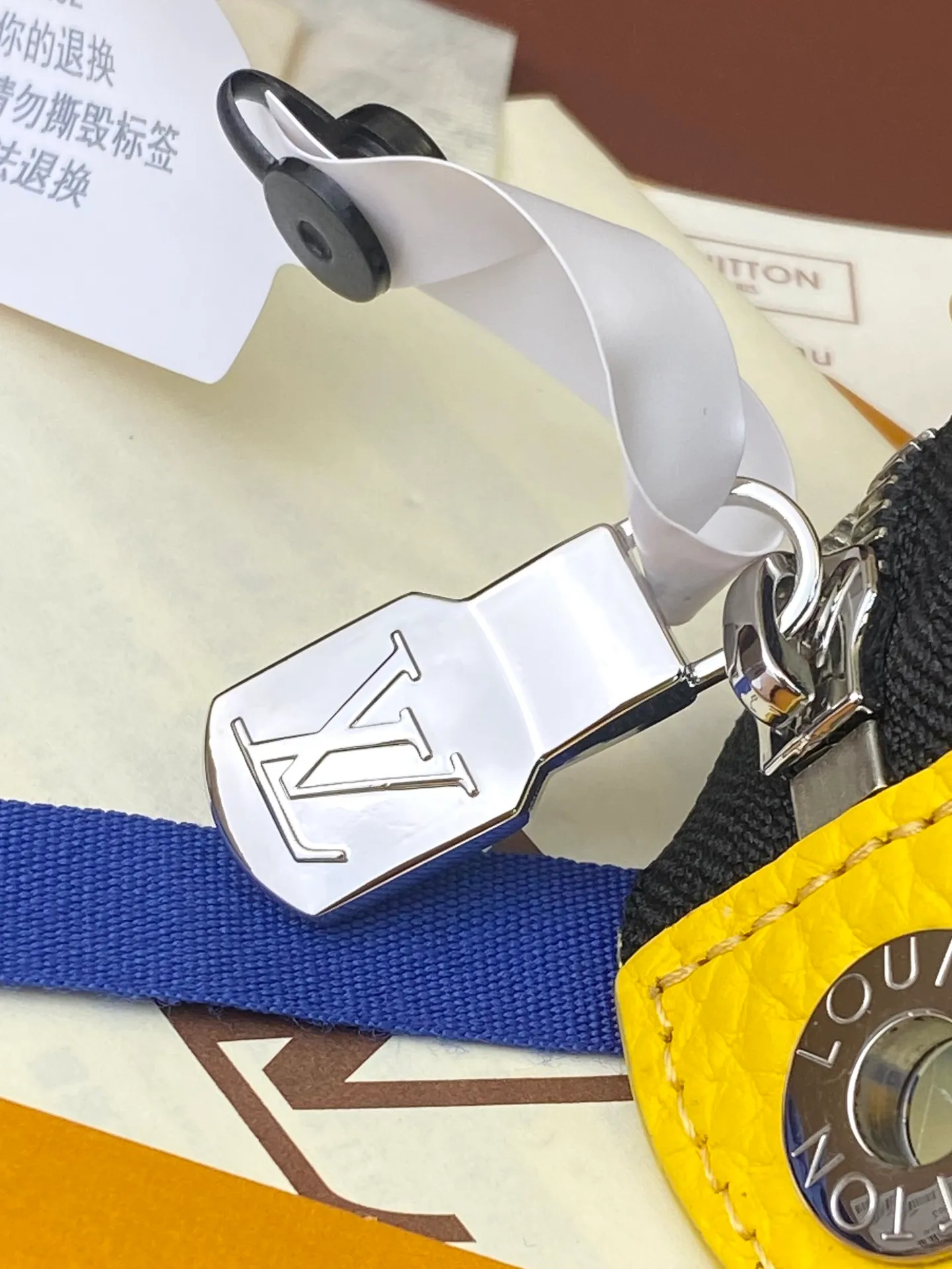 💰720 upgraded version⚠️M61692 embossed yellow! Chip version, (made of first-layer cowhide) POCHETTE VOYAGE clutch. This Pochette Voyage clutch is made of Taïga pebbled cowhide, marked with LV letters on one corner, and paired with shiny metal parts. The zipper opens the card slot and main compartment, which can accommodate small items. Detailed features! 27 x 21 x 6 cm, (Length x Height x Width), Taïga cow leather, Textile lining, Metal hardware, Zip closure, Internal slip pocket, Card compartment, Made in one of France, Spain, Italy and the United States.