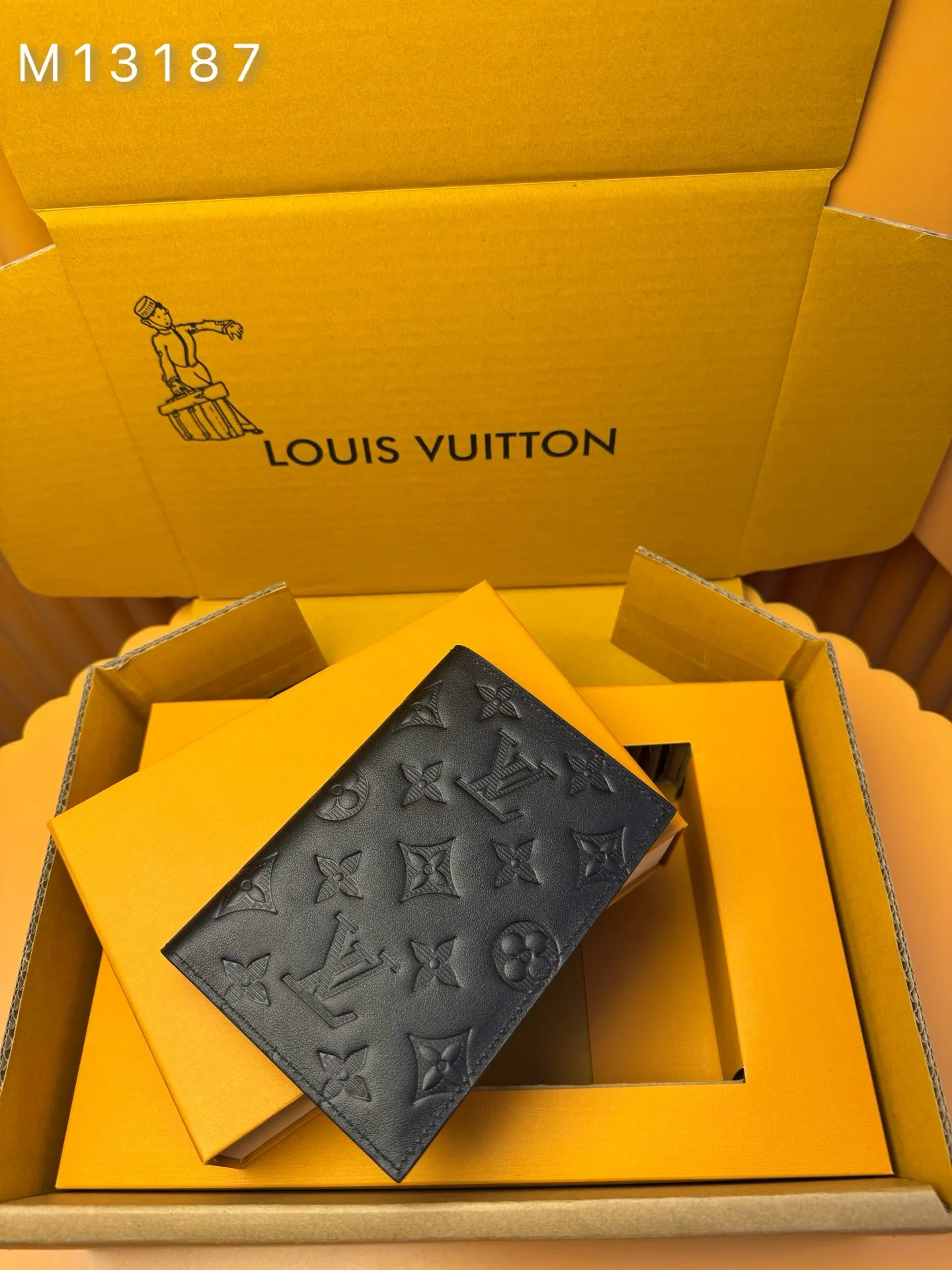 M13187 "Special Duty Free" ♻️[Official special edition·First class material·All steel hardware·Anti-counterfeiting chip·Full set of packaging] The perfect passport cover, the Monogram Shadow leather passport cover both protects and enhances. The discreet Monogram embossing on the leather brings a discreet appeal to this practical accessory. In addition to the two open pockets, there are four card slots and a flat pocket. 10x14x2.5cm 💰420